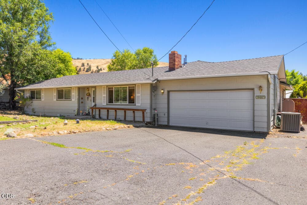 6236CherryWy-2. Photo 2 of 37, 6236 Cherry Way, Klamath Falls, OR 97603
