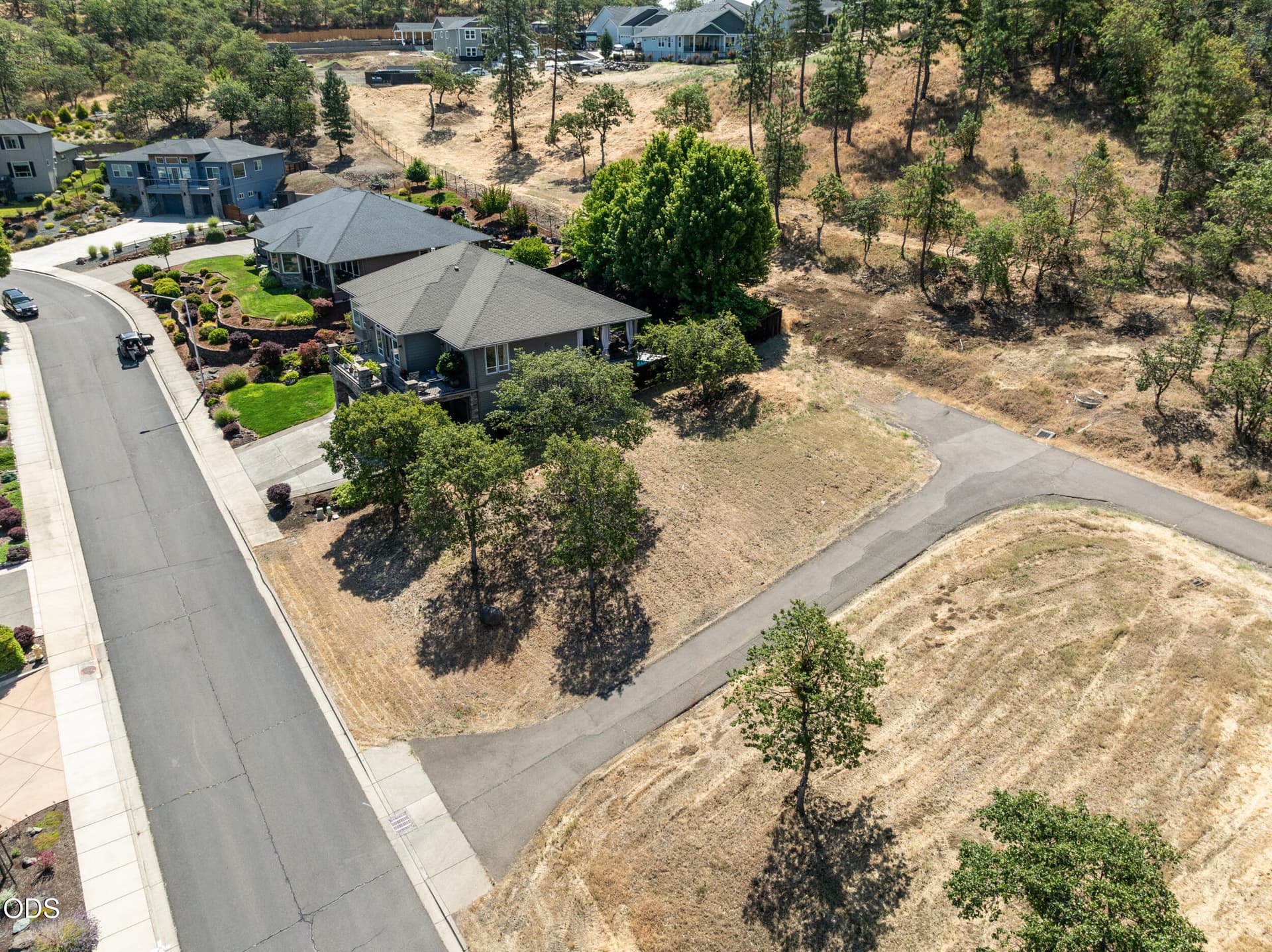2_1330 poppy ridge drive - 1. Photo 2 of 12, 1330 Poppy Ridge Drive, Eagle Point, OR 97524