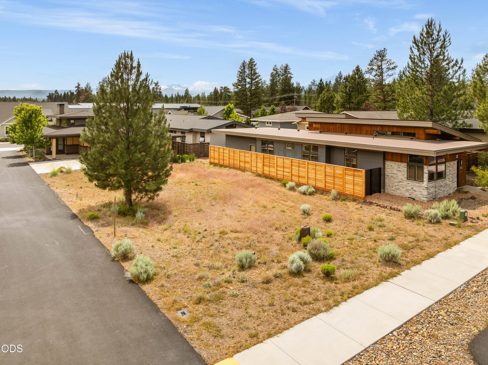 1. Photo 1 of 13, 283 W Heising Drive, Sisters, OR 97759
