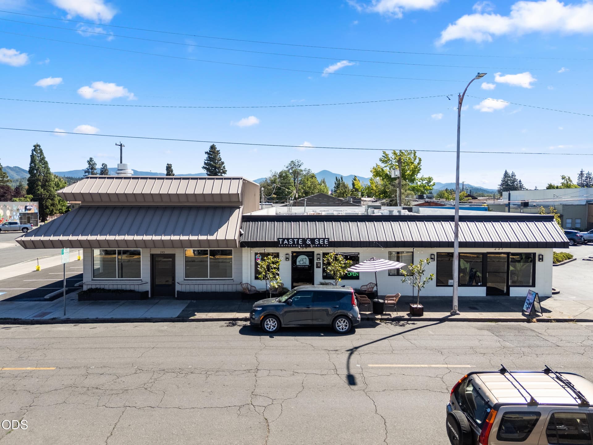 01. Photo 3 of 31, 239 SE G Street, Grants Pass, OR 97526