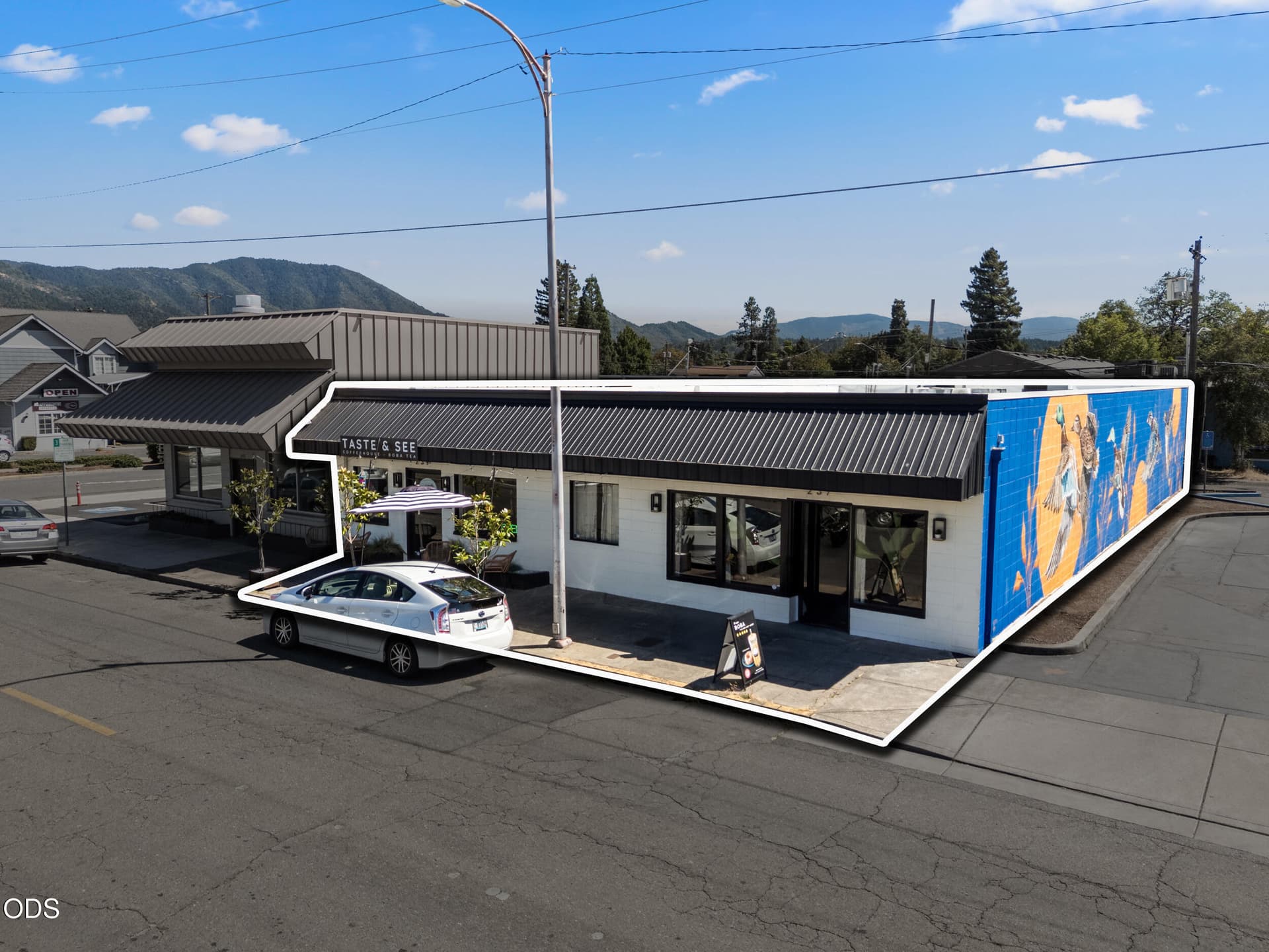 02. Photo 2 of 31, 239 SE G Street, Grants Pass, OR 97526