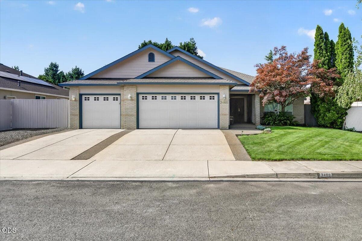 05-5. Photo 2 of 47, 3460 Blue Blossom Drive, Medford, OR 97504