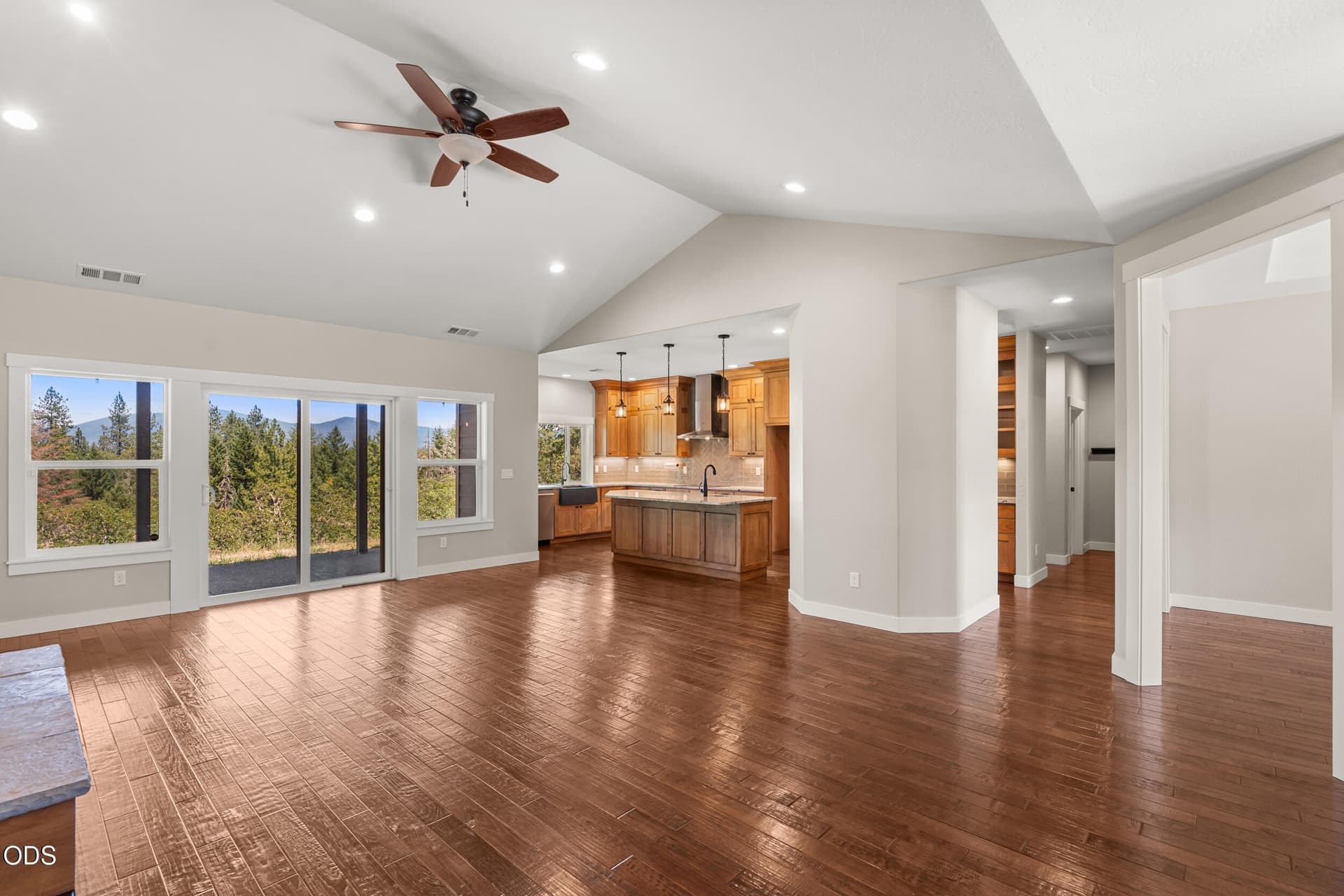 10_235 needlewood dr-10. Photo 5 of 63, 235 Needlewood Drive, Grants Pass, OR 97526