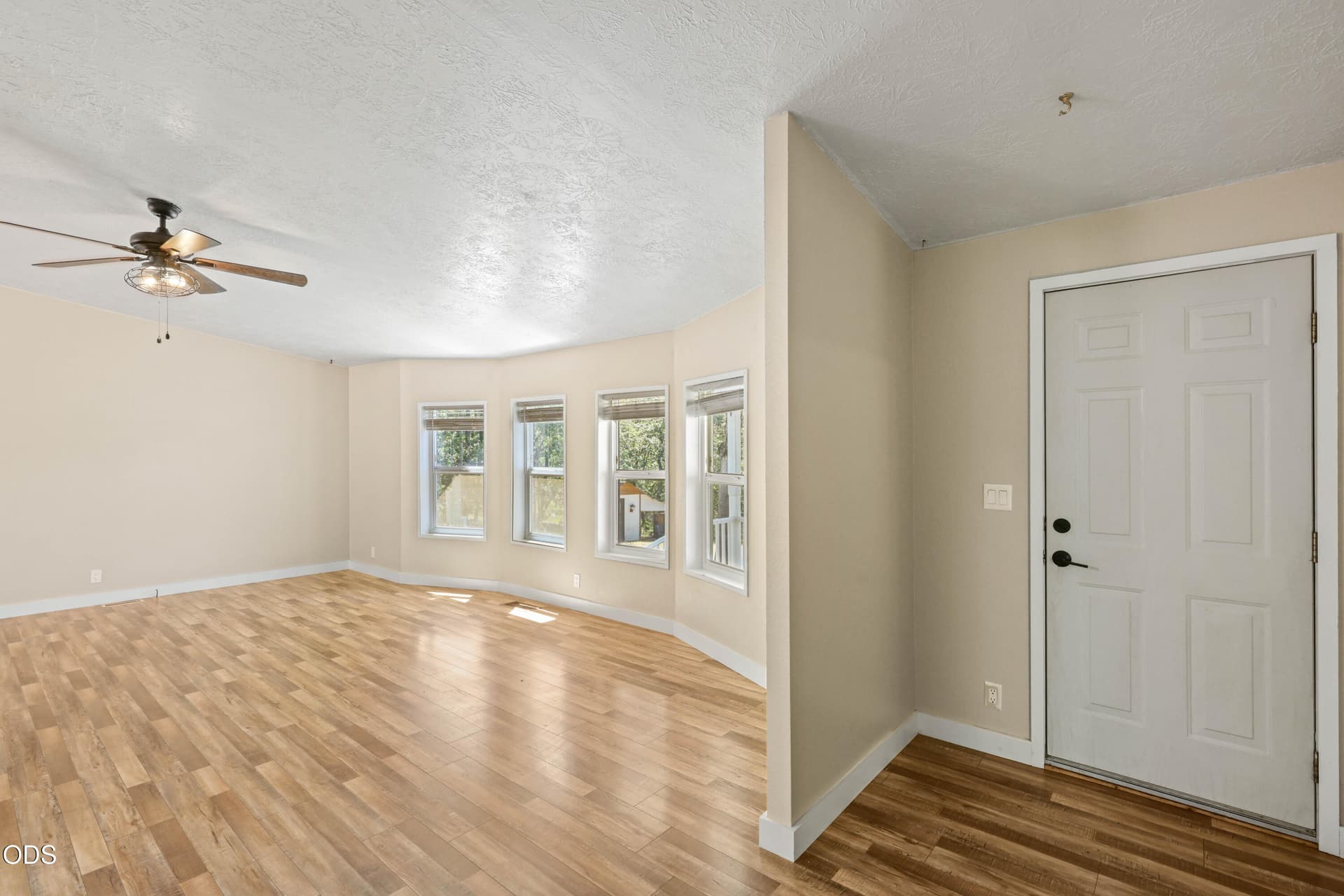 EP1A3179. Photo 3 of 32, 235 Dearing Way, Grants Pass, OR 97527