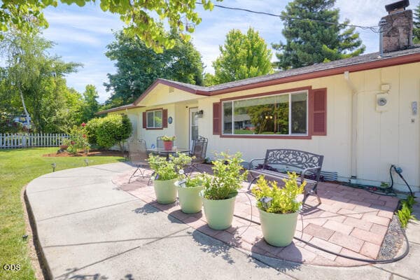 a front patio. Photo 2 of 33, 1429 NE Meier Drive, Grants Pass, OR 97526