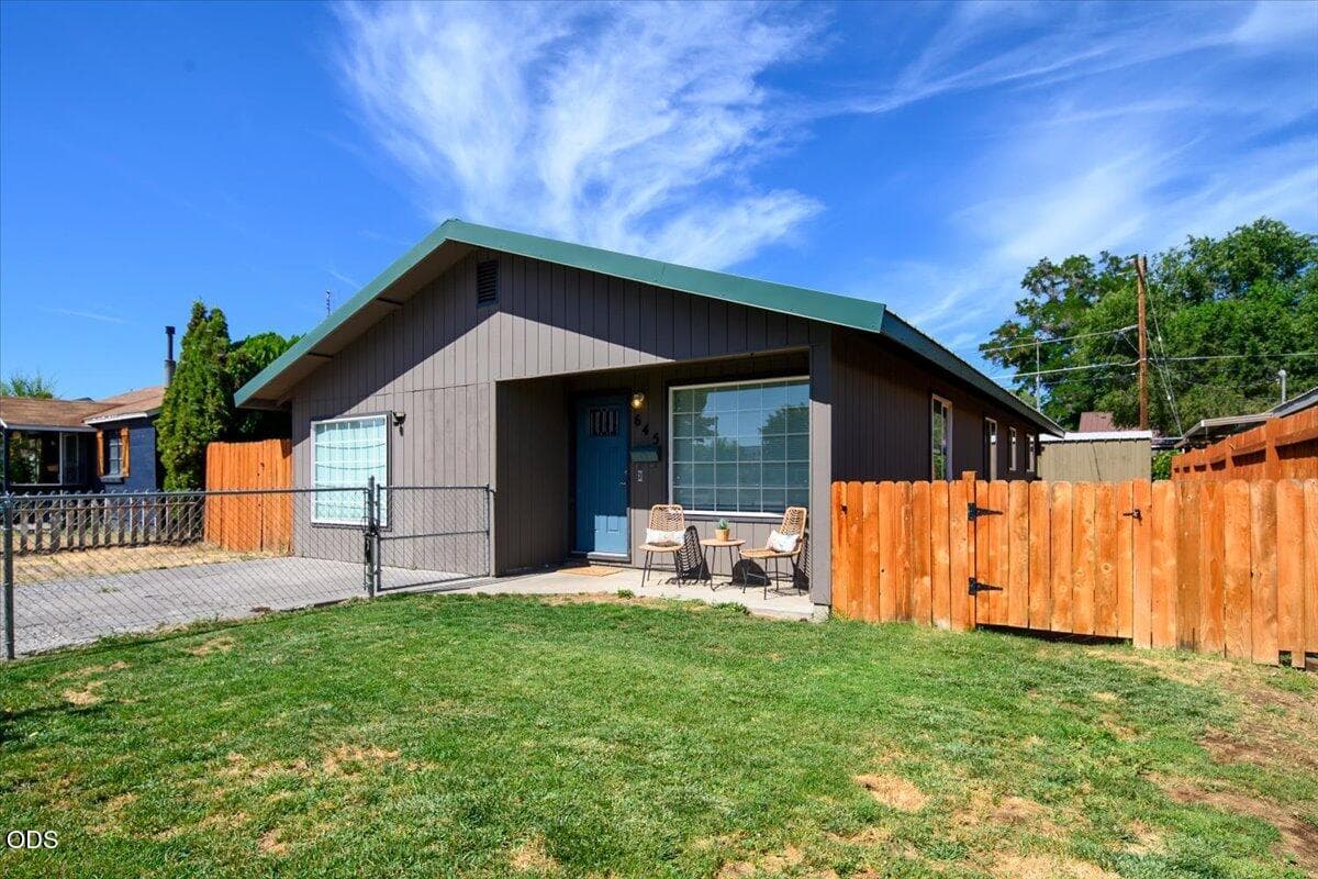 39-645 NW 7th St, Redmond-102. Photo 2 of 36, 645 NW 7th Street, Redmond, OR 97756