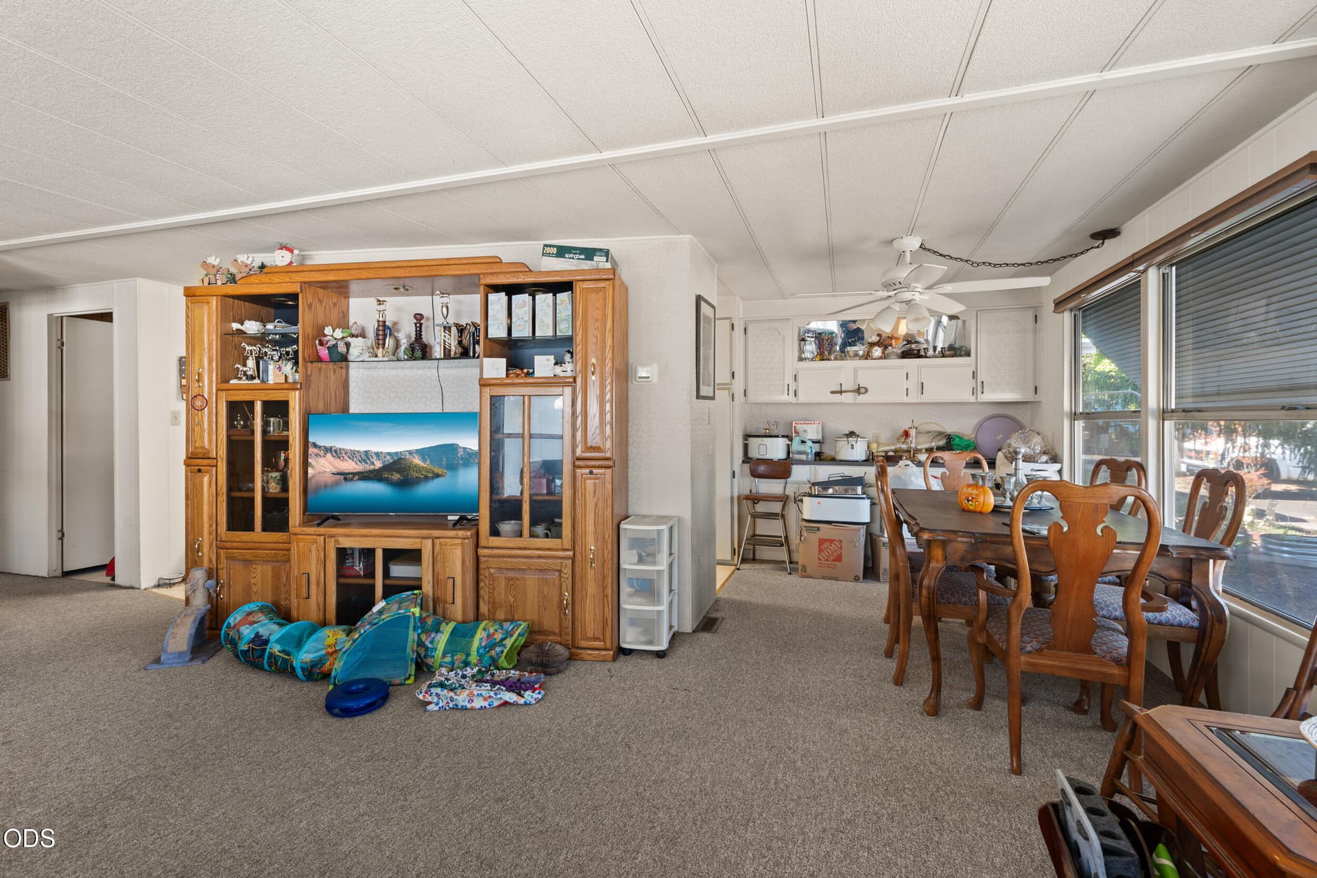 Living Room. Photo 4 of 17, 119 Briarwood Way, Grants Pass, OR 97526