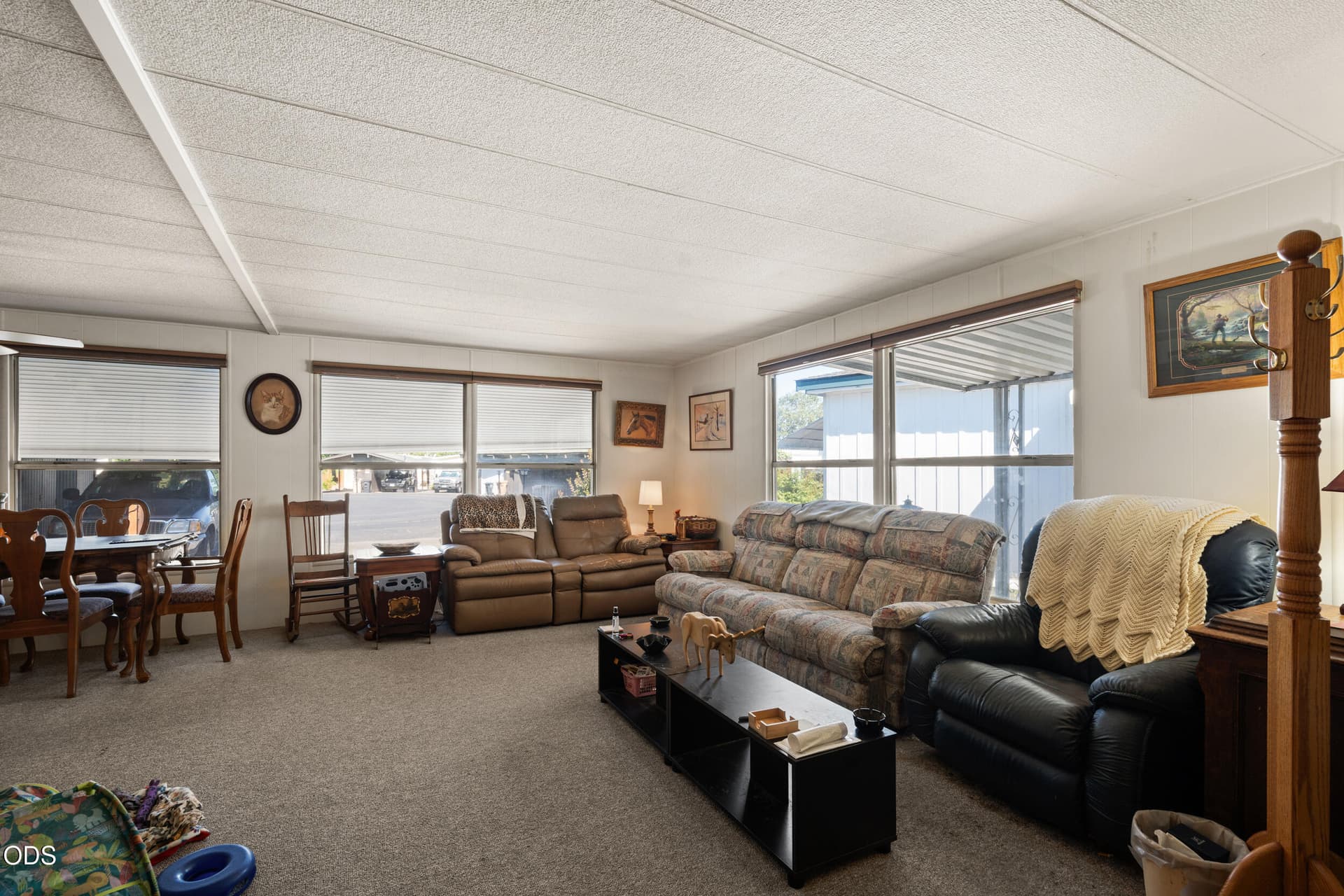 Living Room. Photo 3 of 17, 119 Briarwood Way, Grants Pass, OR 97526
