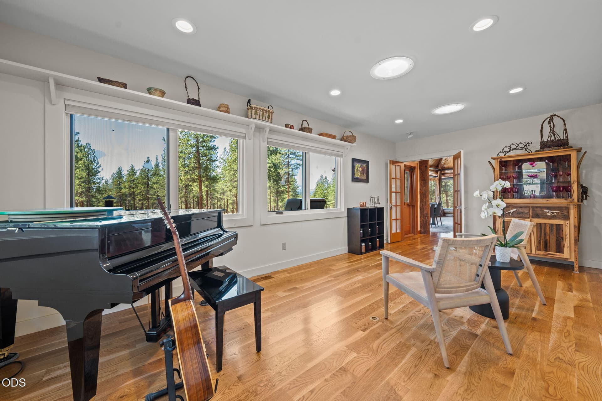 2nd Bedroom or sitting room. Photo 5 of 69, 69877 California Trail, Sisters, OR 97759