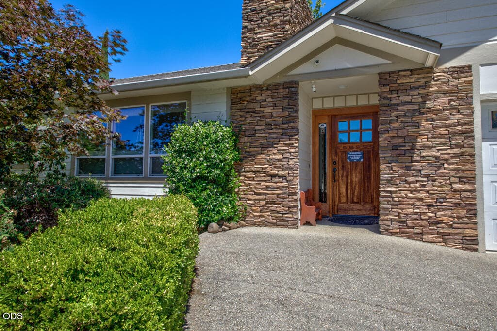 Welcome to 1012 NE Hefley. Photo 1 of 45, 1012 NE Hefley Street, Grants Pass, OR 97526
