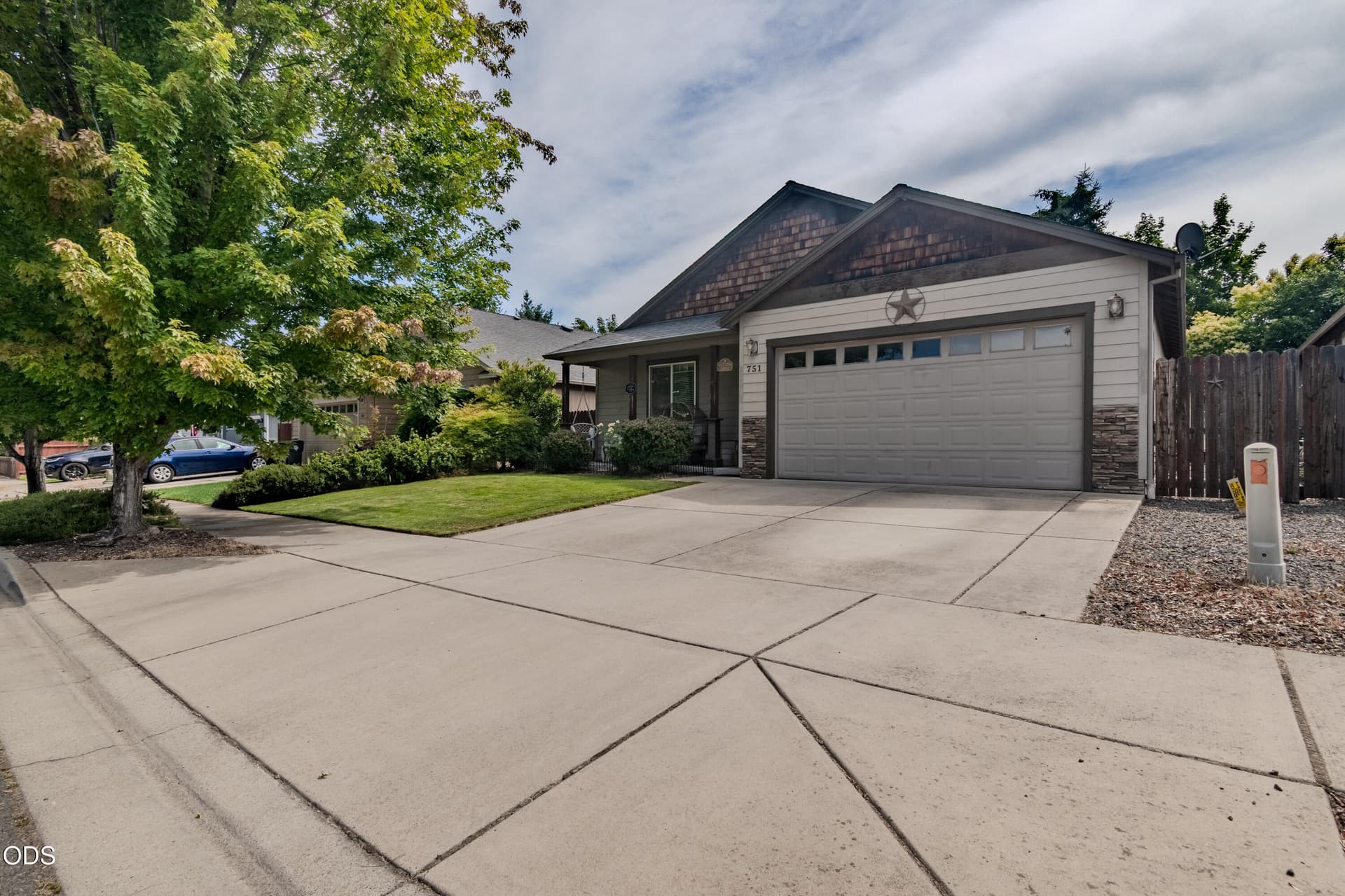 01-3. Photo 2 of 23, 751 Tivoli Drive, Medford, OR 97501