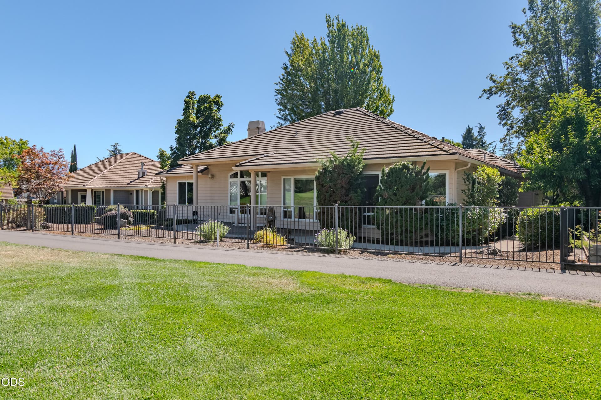 01. Photo 1 of 35, 401 Golf View Drive, Medford, OR 97504