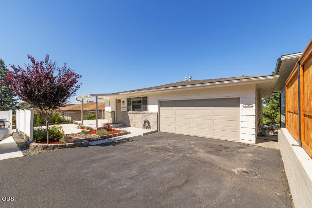 002. Photo 2 of 39, 1754 Kimberly Drive, Klamath Falls, OR 97603