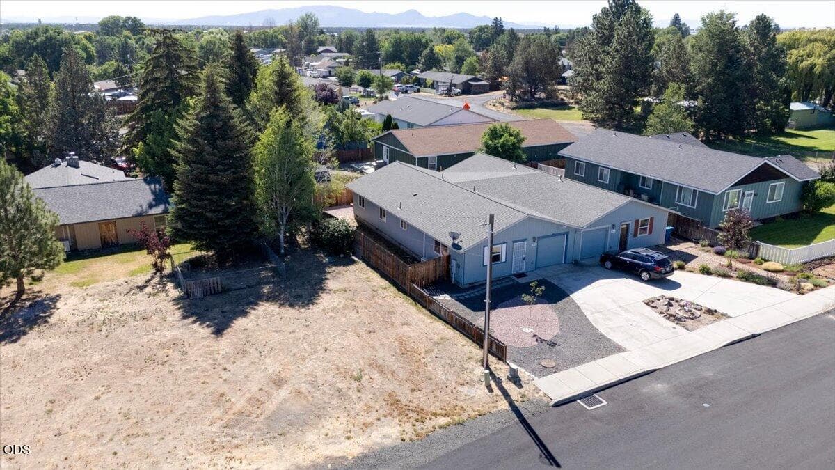 03-2466 SW 26th Street, Redmond-3. Photo 4 of 25, 2466 SW 26th Street, Redmond, OR 97756