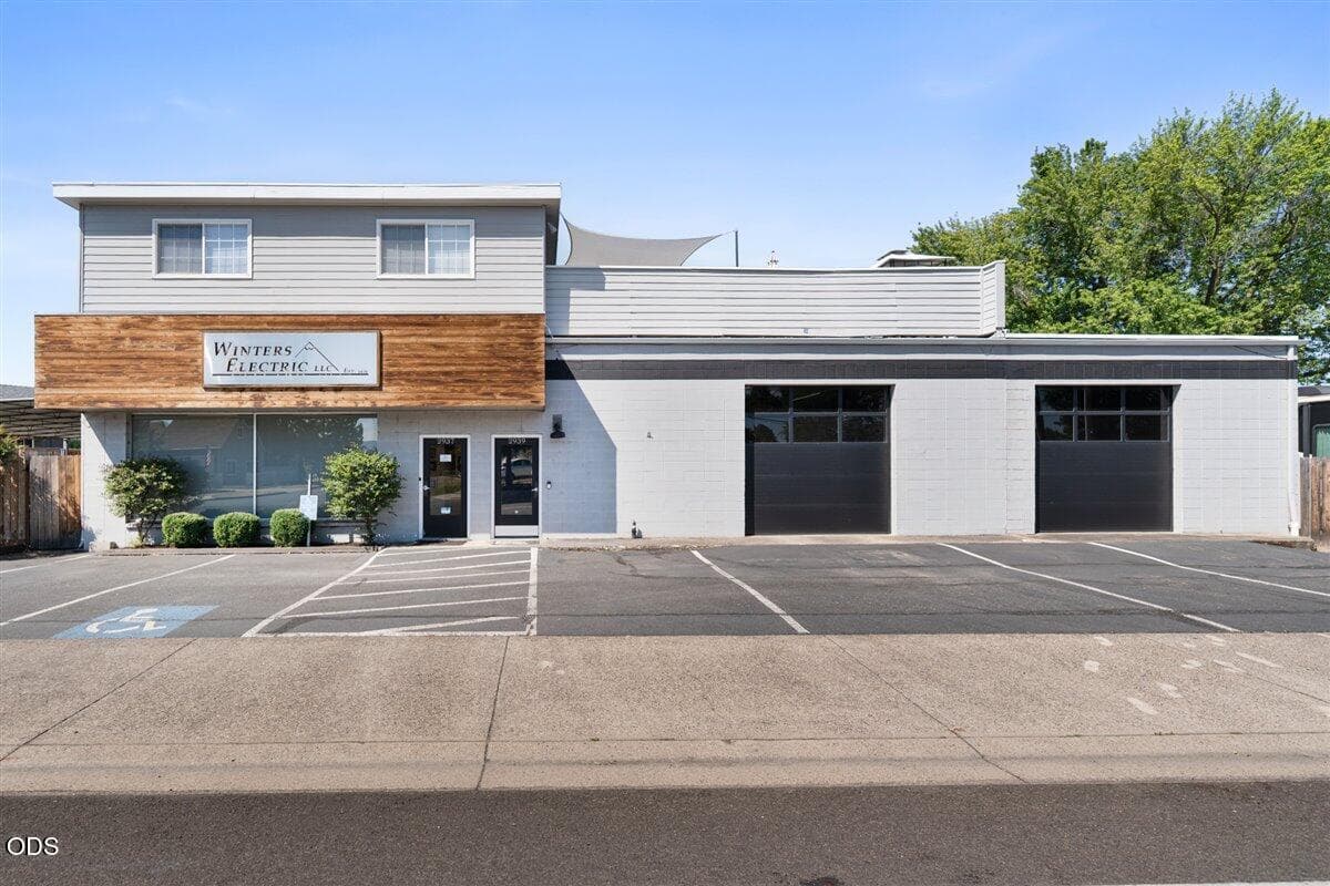 01-Building Main. Photo 1 of 37, 2937 Merriman Road, Medford, OR 97501