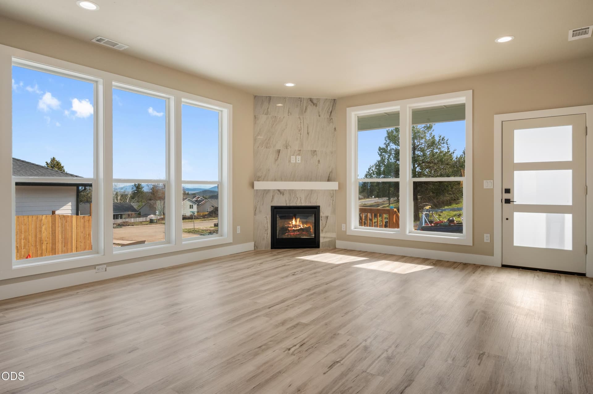 living_room_2_1125sf_RealSavi_KlamathFal. Photo 3 of 15, 1178 W Ridge Drive Unit 112, Klamath Falls, OR 97601