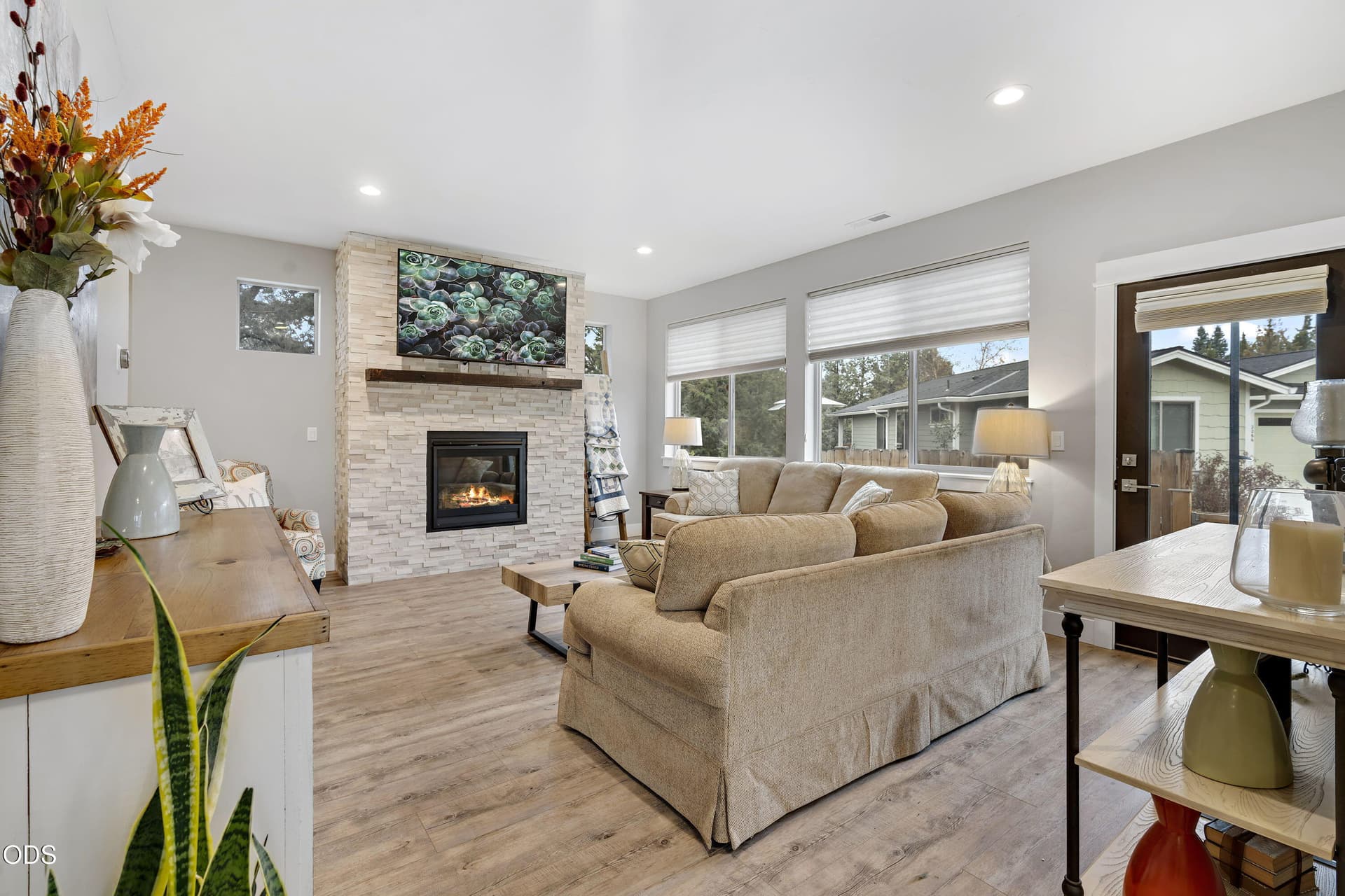 5 Living room. Photo 5 of 31, 2260 NE Indigo Lane, Bend, OR 97701