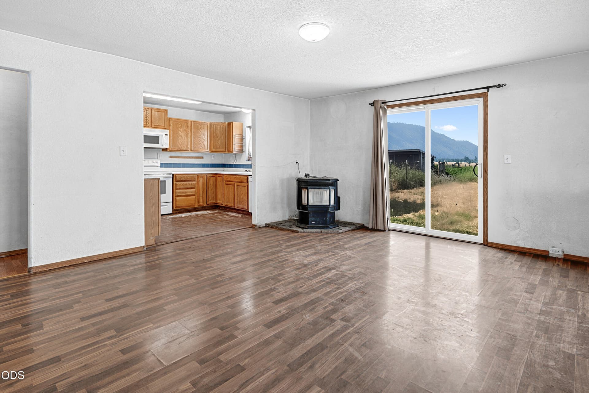 4-dining sliding door. Photo 5 of 29, 29277 Highway 97, Chiloquin, OR 97624