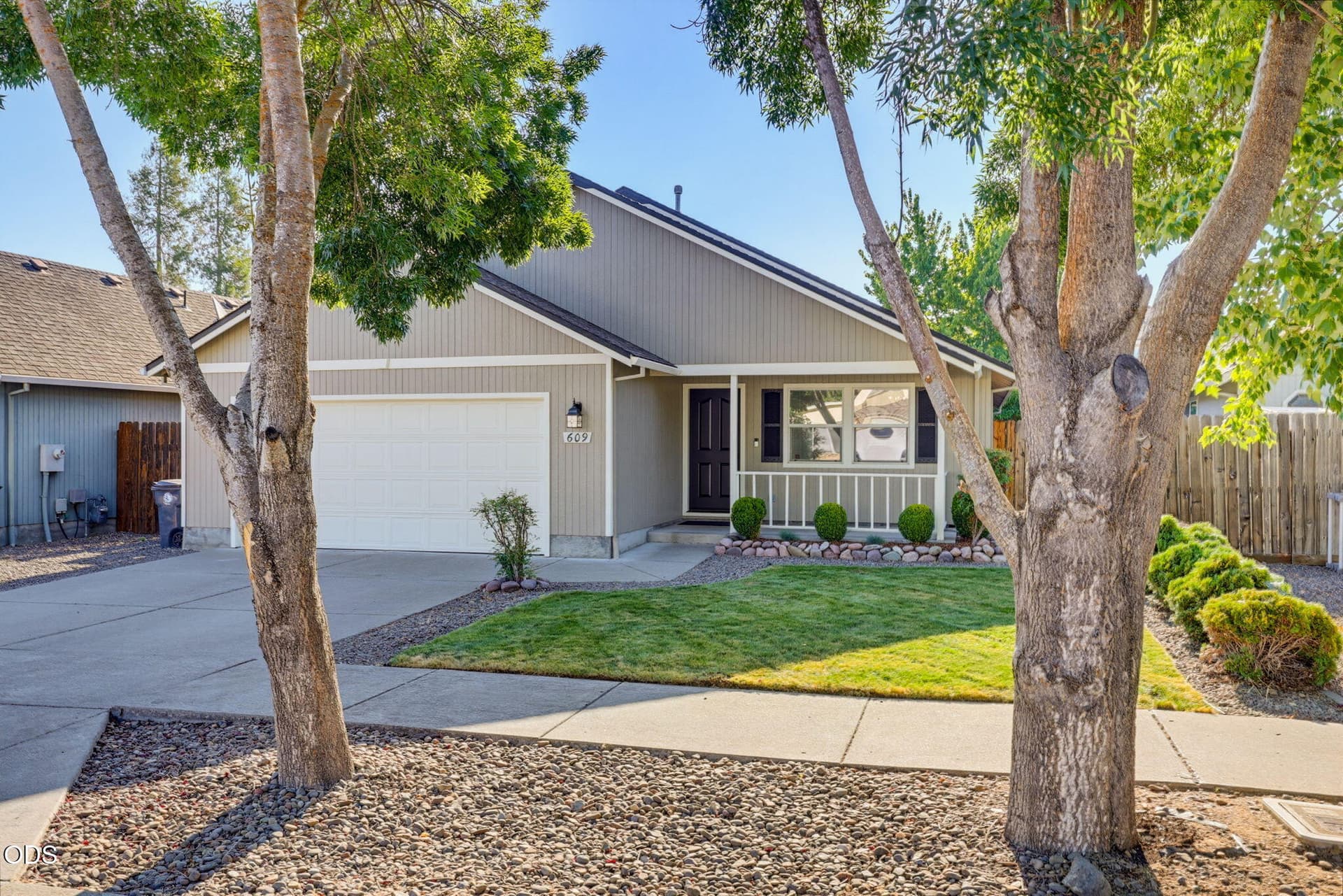 APX_1076. Photo 3 of 40, 609 Allison Way, Medford, OR 97501