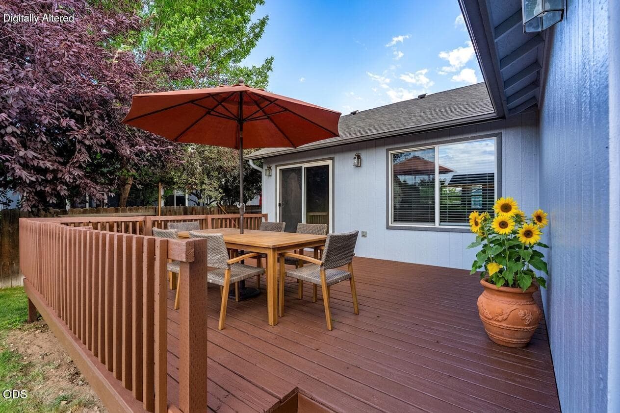 135__VS back deck. Photo 3 of 38, 21326 Starling Drive, Bend, OR 97701