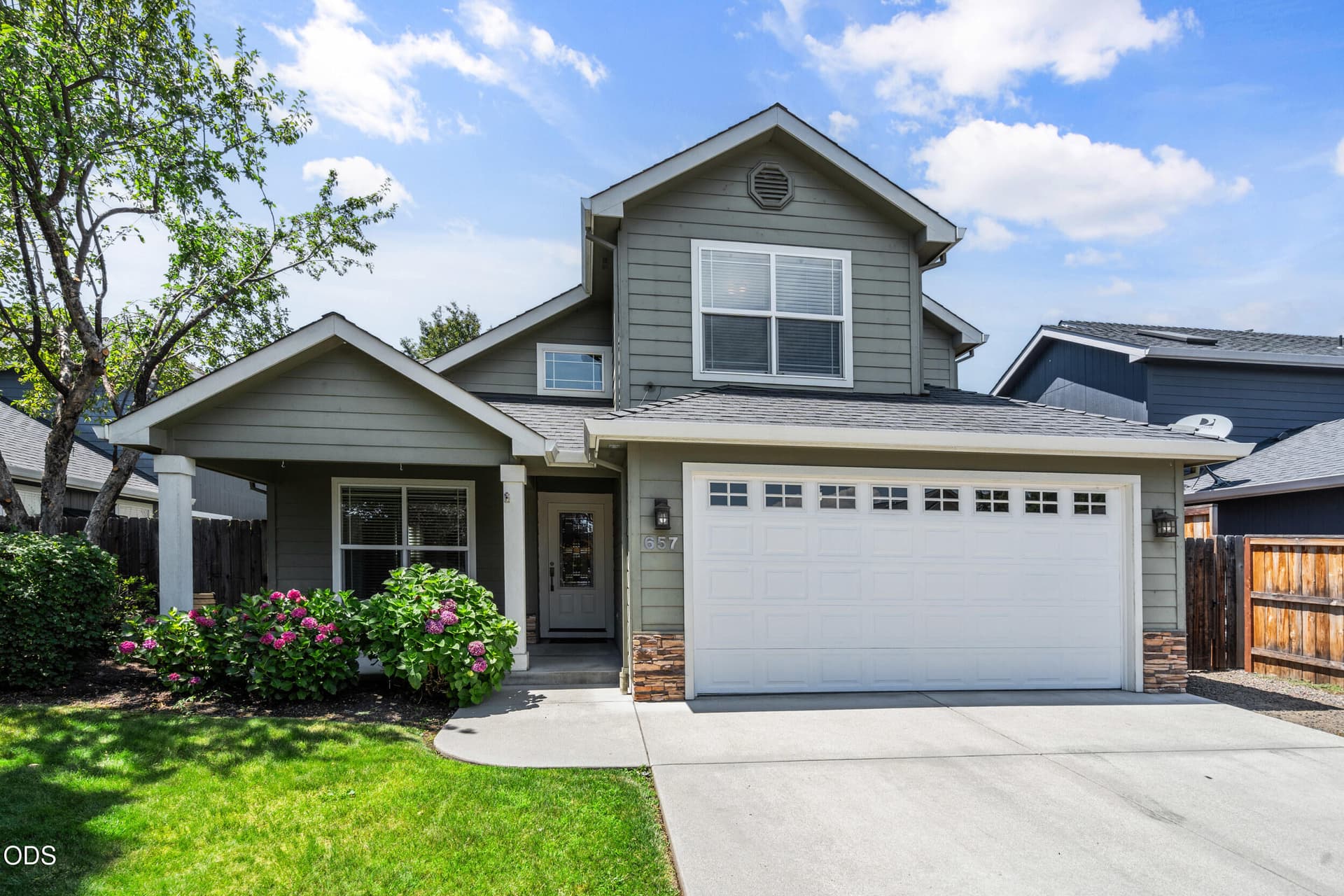 657-spring-valley-dr-medford-02. Photo 2 of 36, 657 Spring Valley Drive, Medford, OR 97501