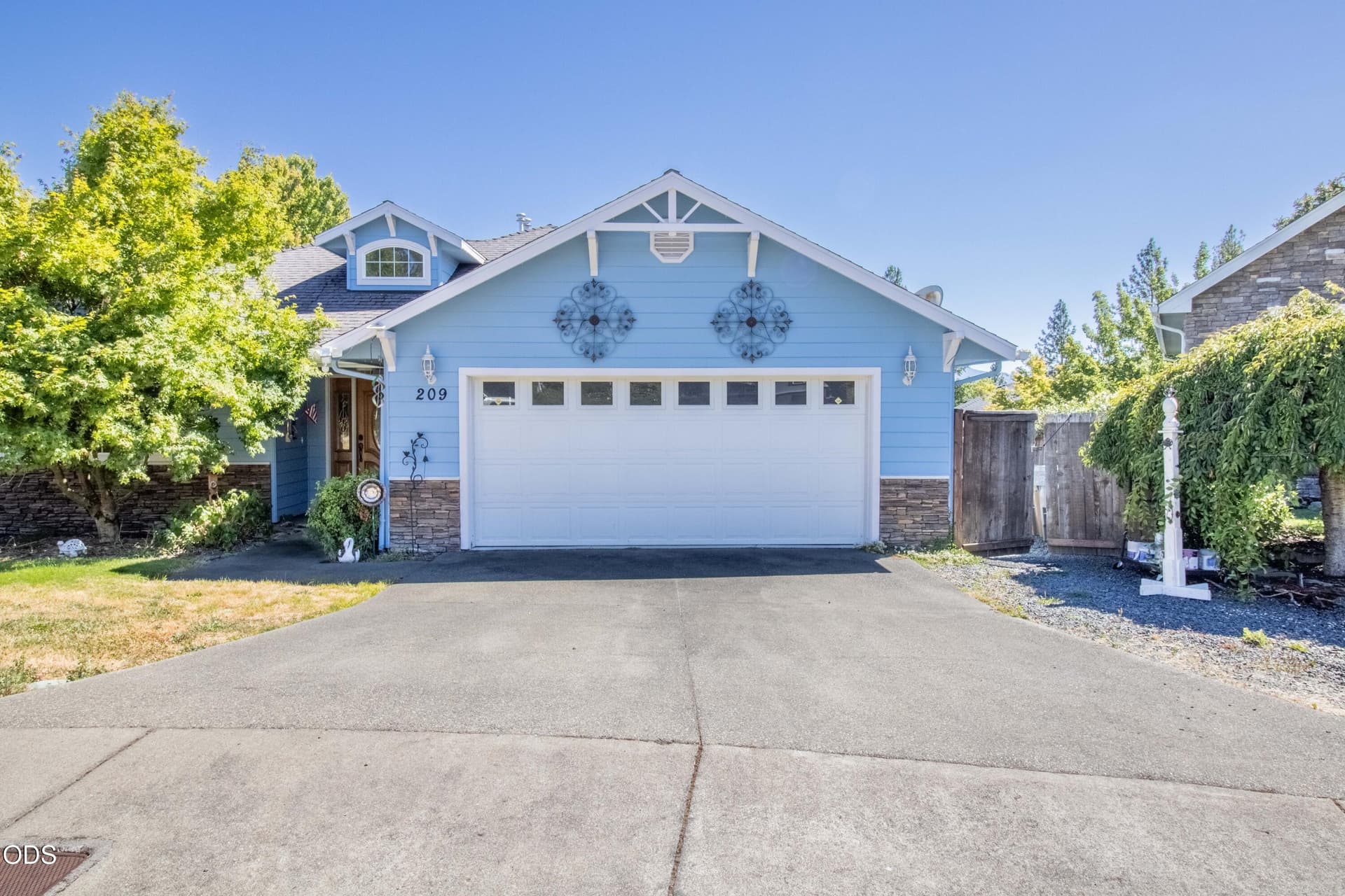 1. Photo 1 of 37, 209 NW Stone Fly Court, Grants Pass, OR 97526
