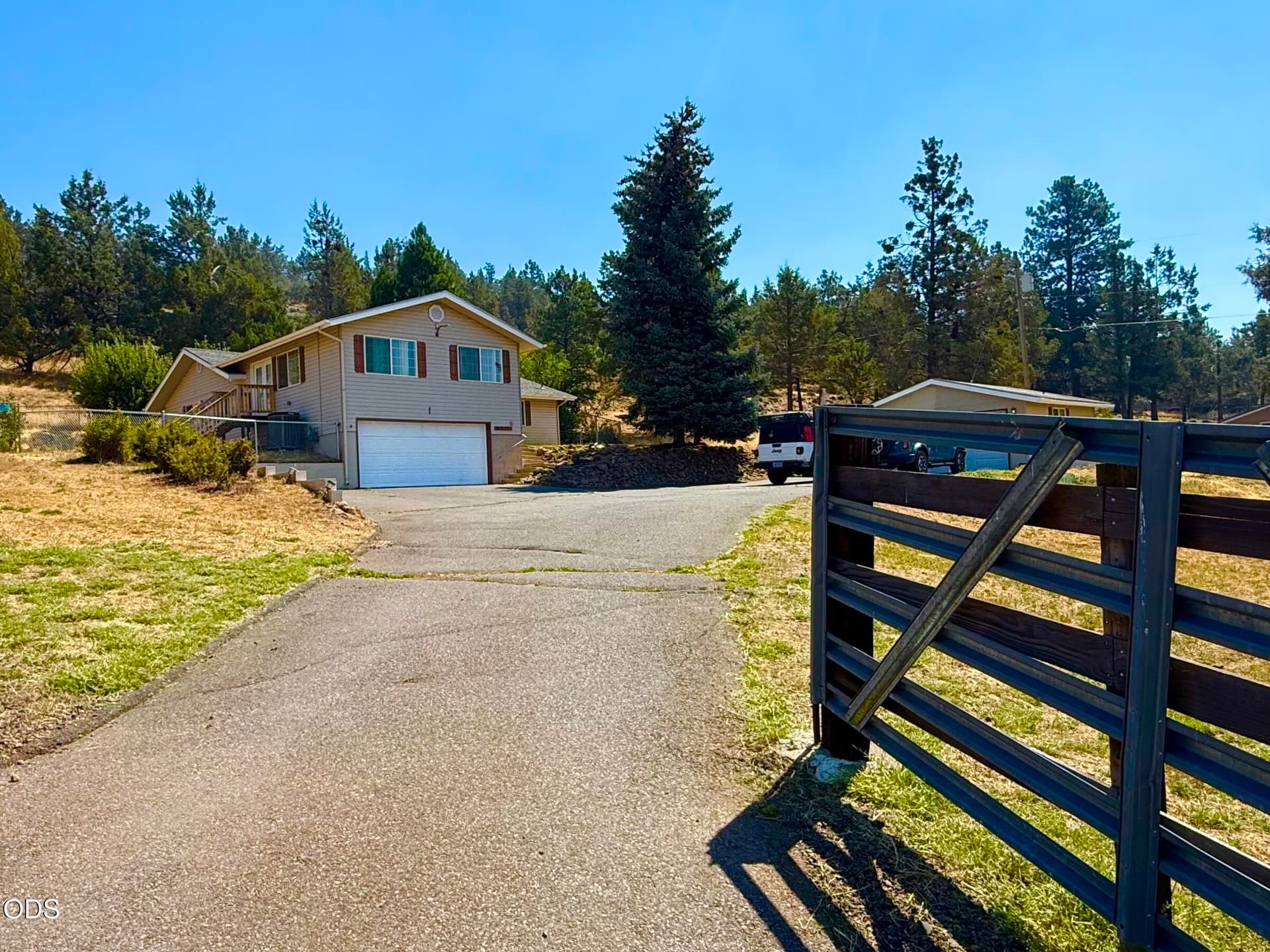 HOUSE DRIVEWAY VIEW. Photo 4 of 55, 14413 Highway 66, Klamath Falls, OR 97601