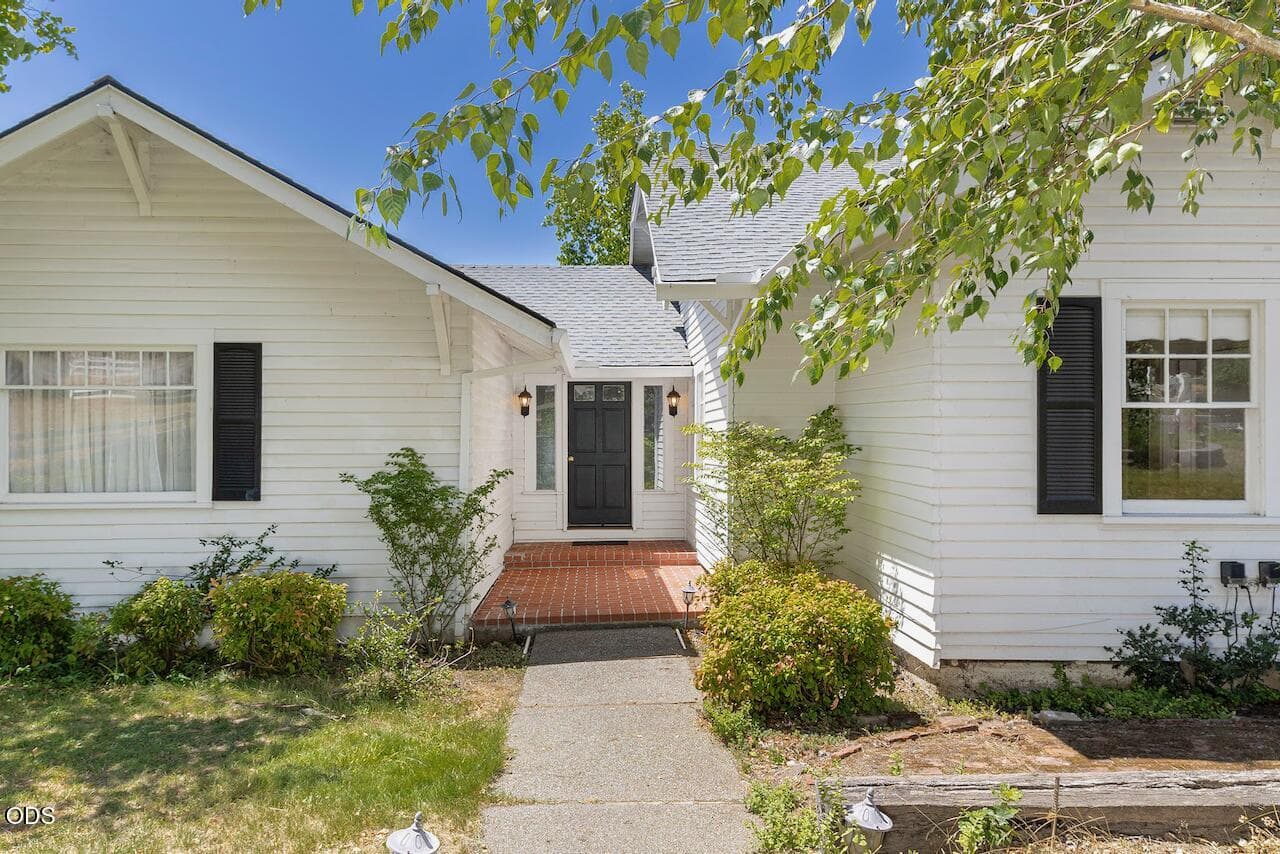 Large porch. Photo 4 of 61, 1361 Oxyoke Road, Grants Pass, OR 97526