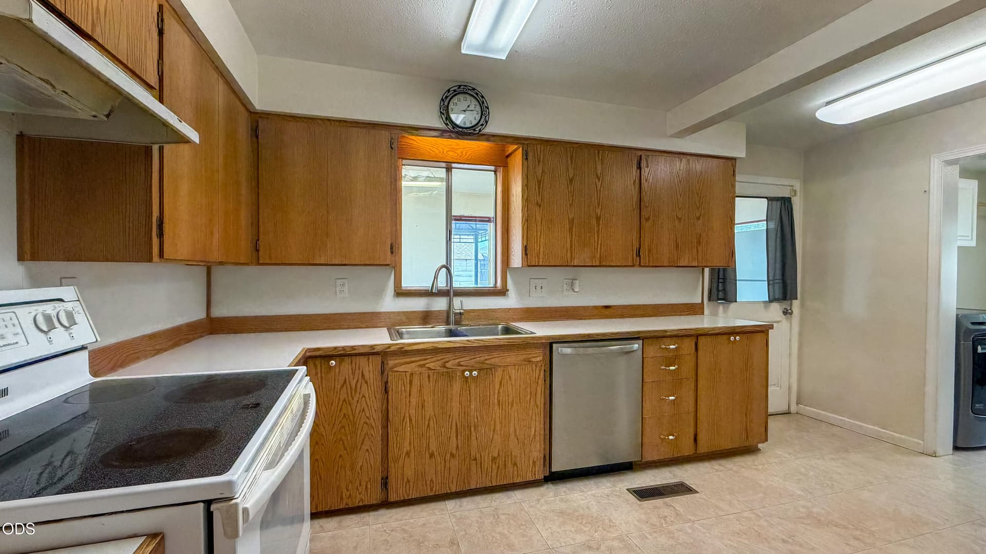 Kitchen. Photo 5 of 20, 279 SE Willowdale Drive, Prineville, OR 97754