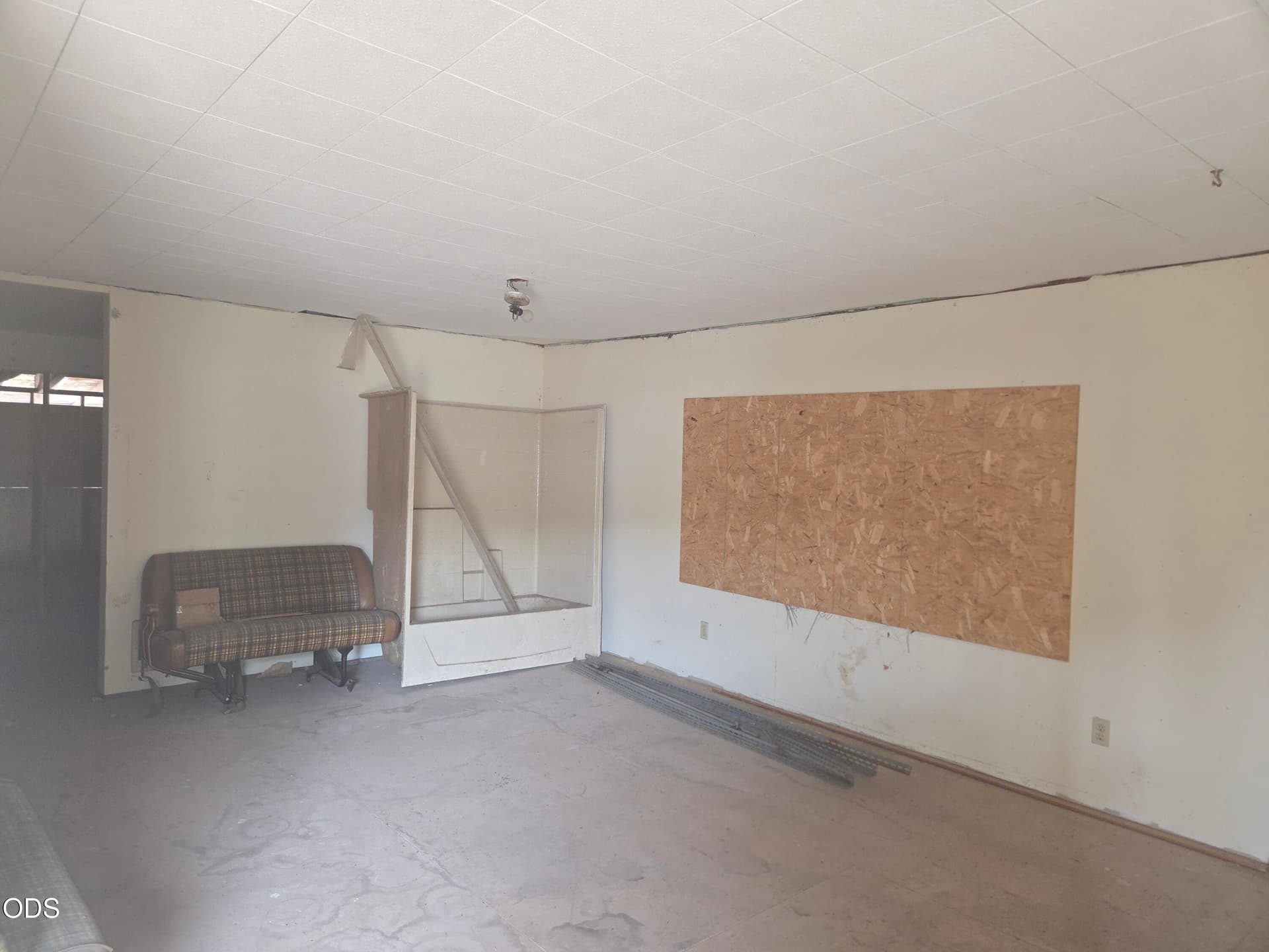 Living room. Photo 2 of 16, 404 S 1st Avenue, Chiloquin, OR 97624