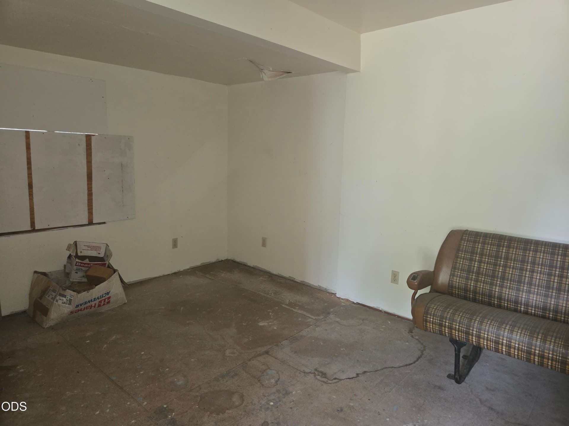 Bedroom. Photo 4 of 16, 404 S 1st Avenue, Chiloquin, OR 97624
