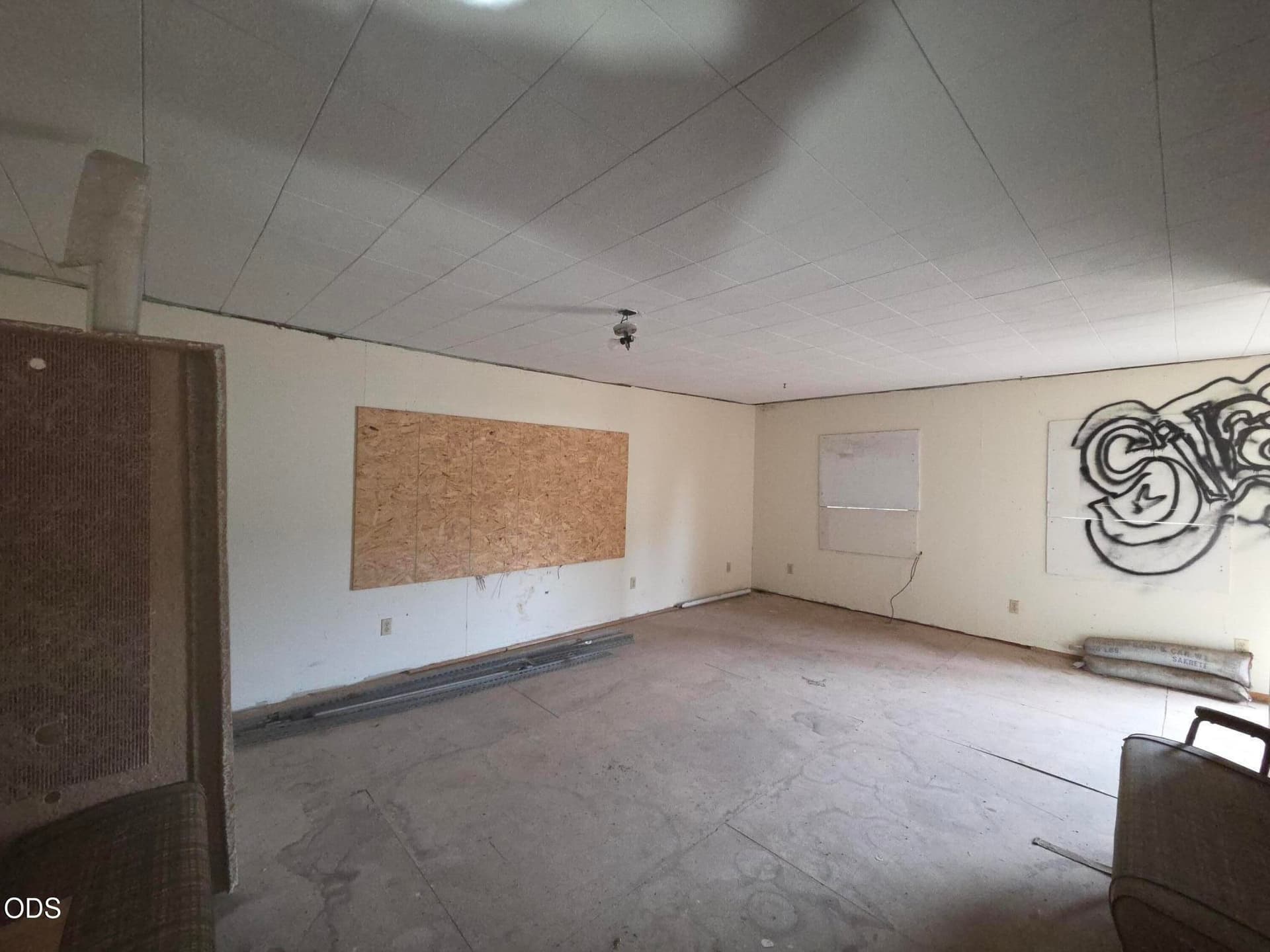 Living Room. Photo 3 of 16, 404 S 1st Avenue, Chiloquin, OR 97624