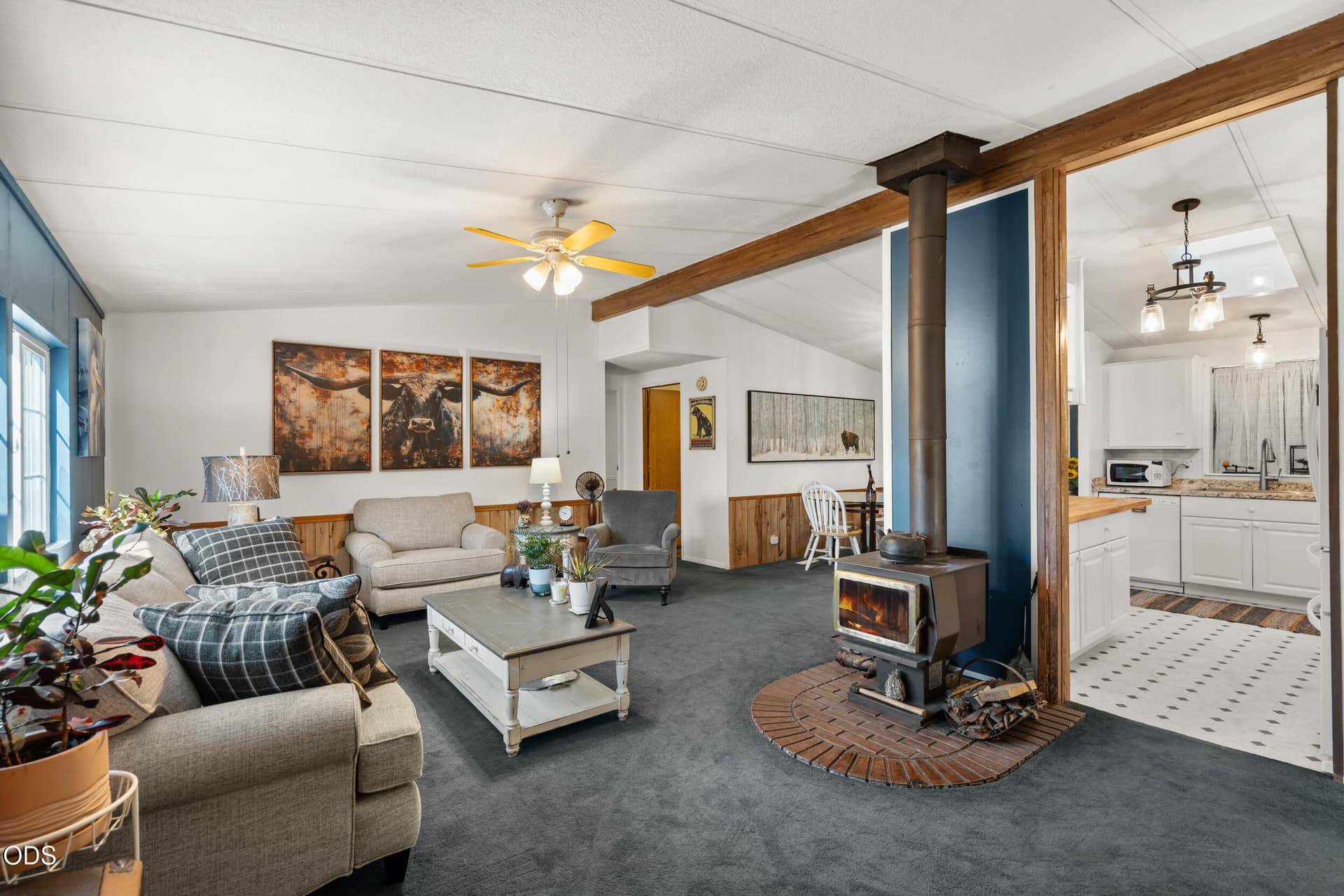 Living Room. Photo 4 of 36, 6918 Redwood Highway, Grants Pass, OR 97527