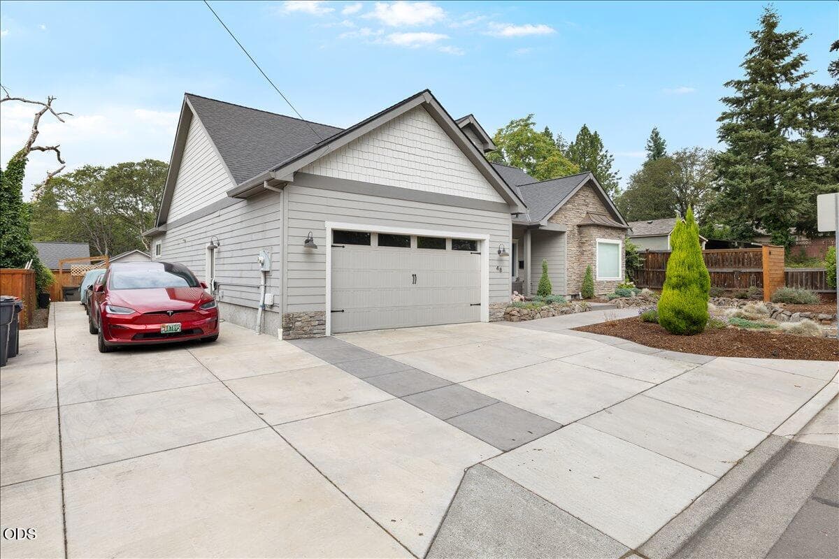 01-CI_6079. Photo 2 of 45, 48 Black Oak Drive, Medford, OR 97504