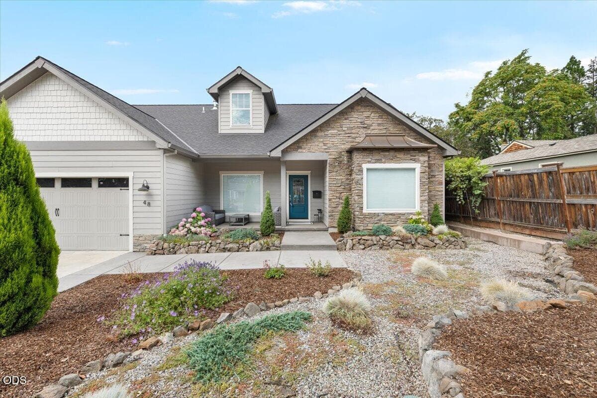 03-CI_6089. Photo 3 of 45, 48 Black Oak Drive, Medford, OR 97504