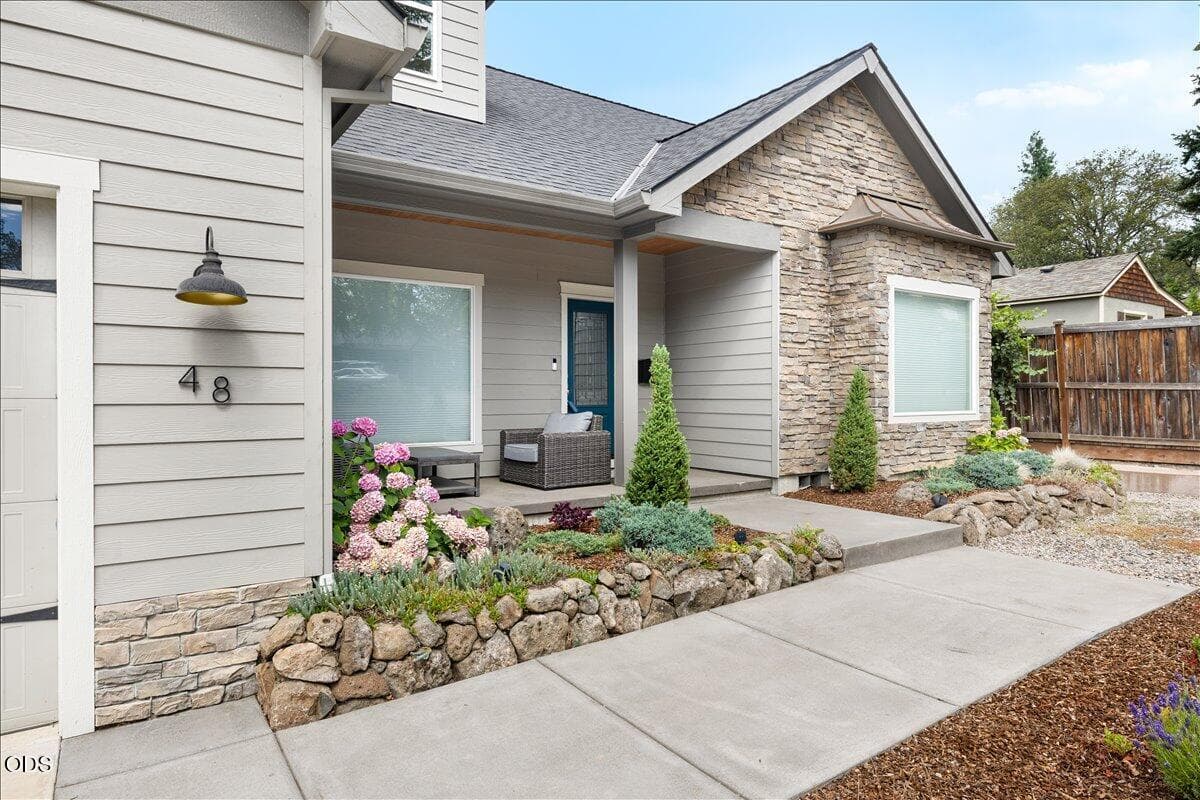 04-CI_6094. Photo 4 of 45, 48 Black Oak Drive, Medford, OR 97504