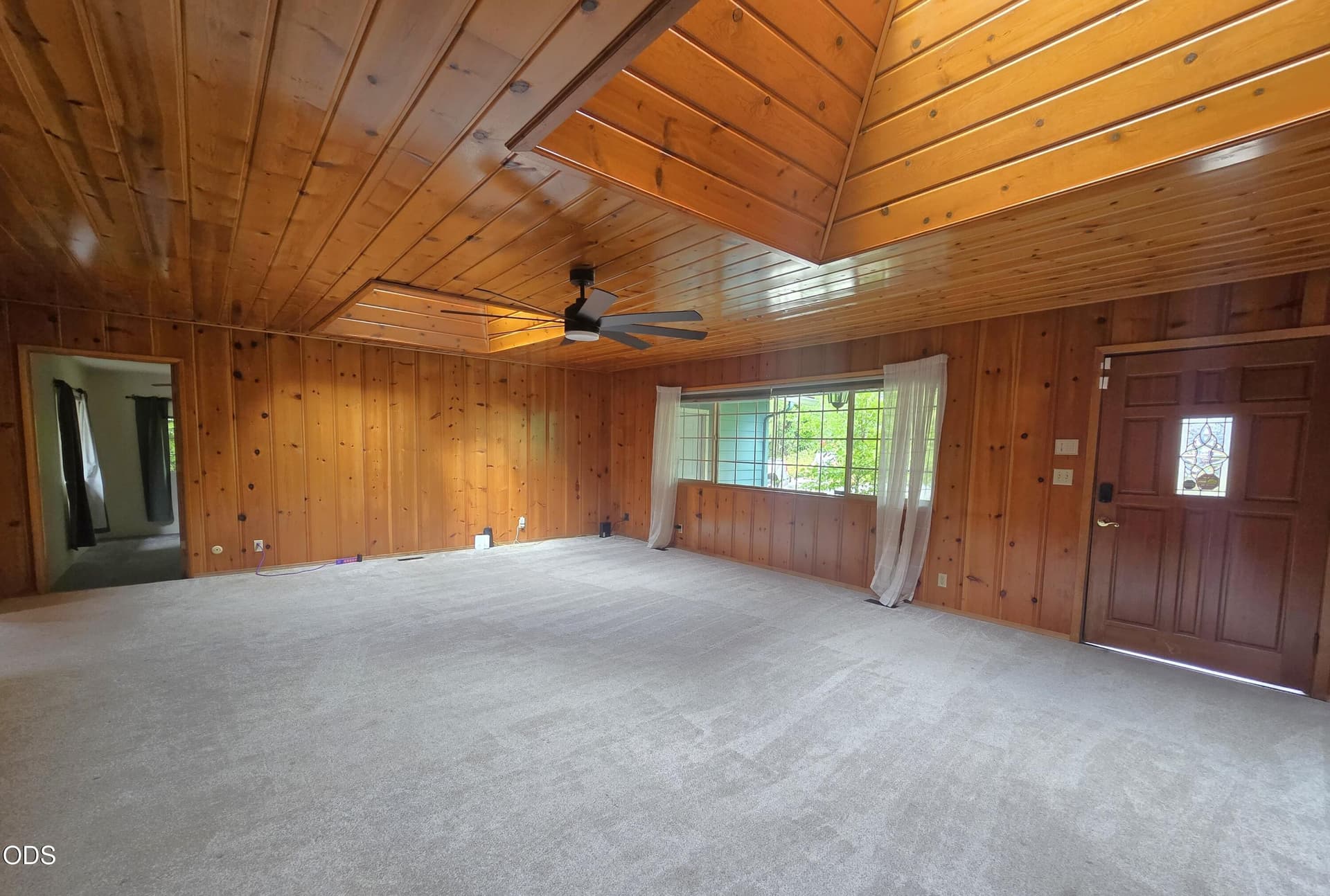 Living Room. Photo 3 of 11, 533 NW Midland Avenue, Grants Pass, OR 97526