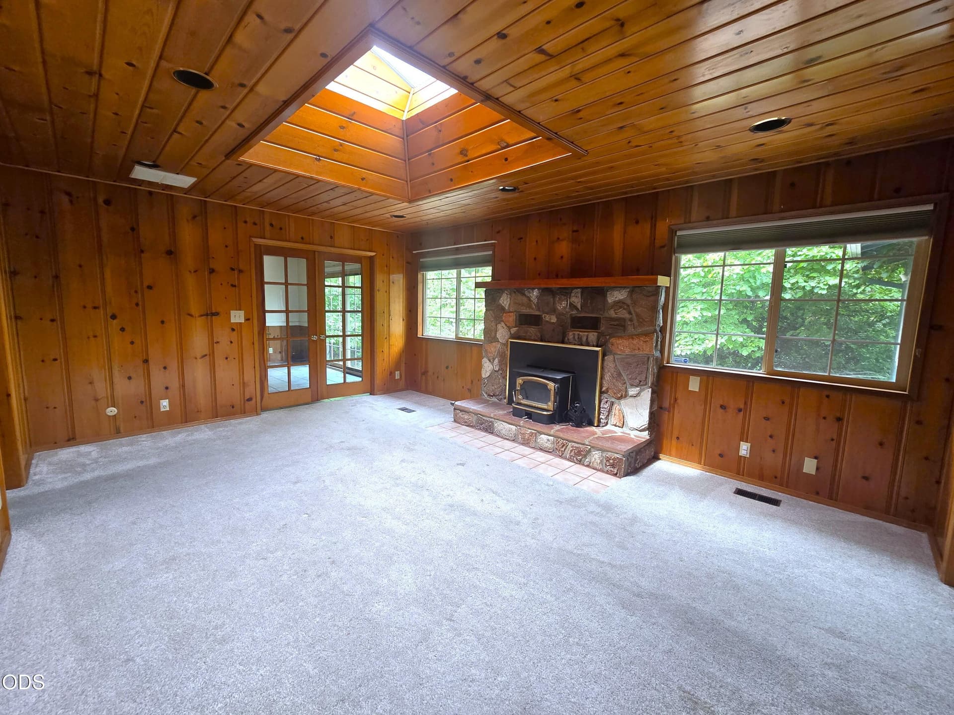 family room. Photo 4 of 11, 533 NW Midland Avenue, Grants Pass, OR 97526