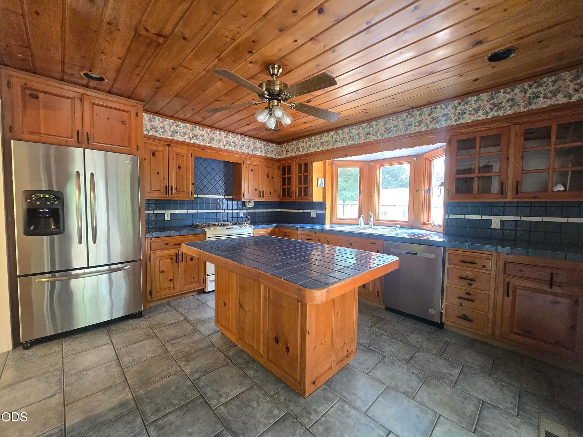 kitchen. Photo 5 of 11, 533 NW Midland Avenue, Grants Pass, OR 97526