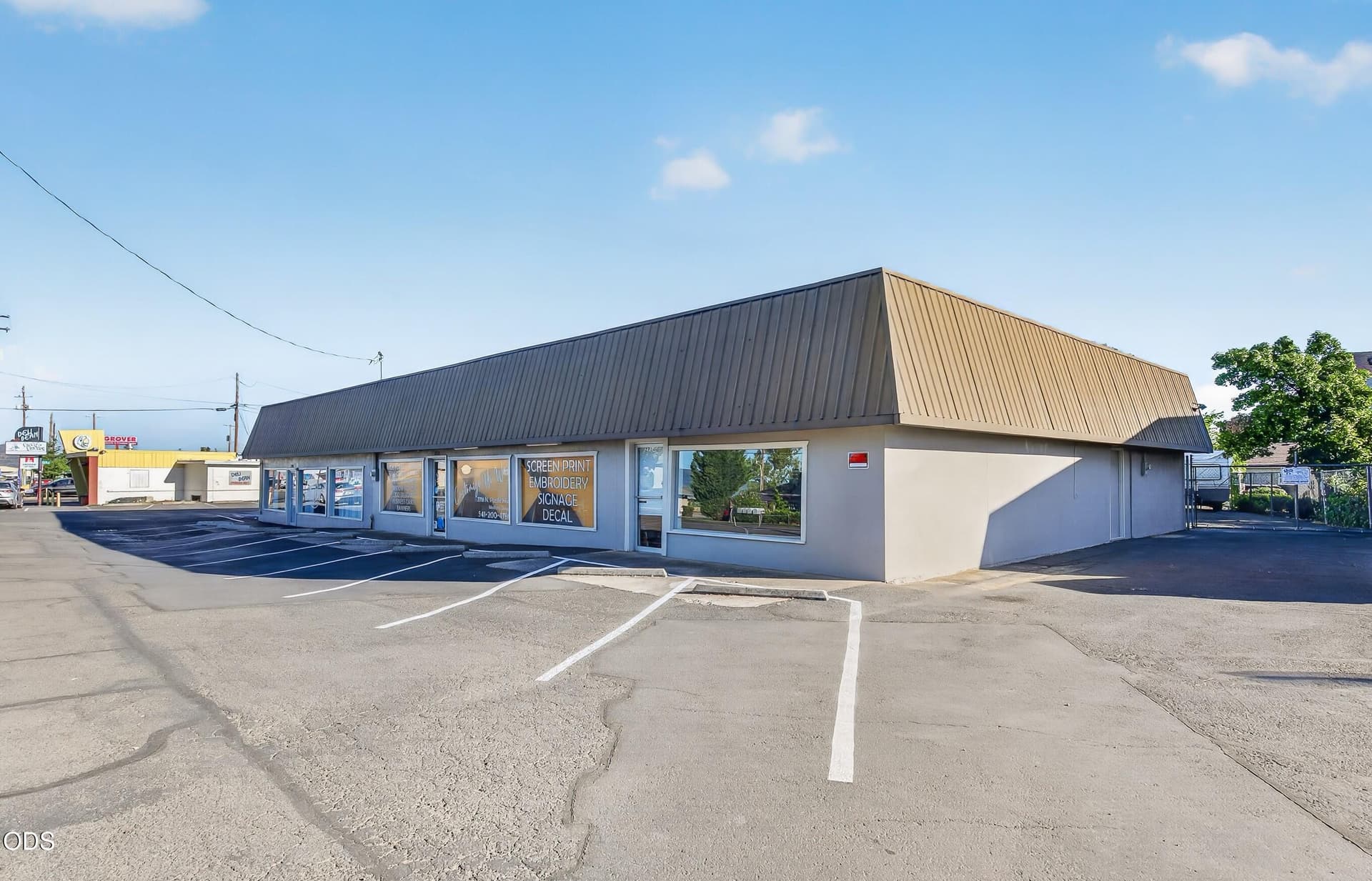 4. Photo 4 of 40, 2714 N Pacific Highway, Medford, OR 97501