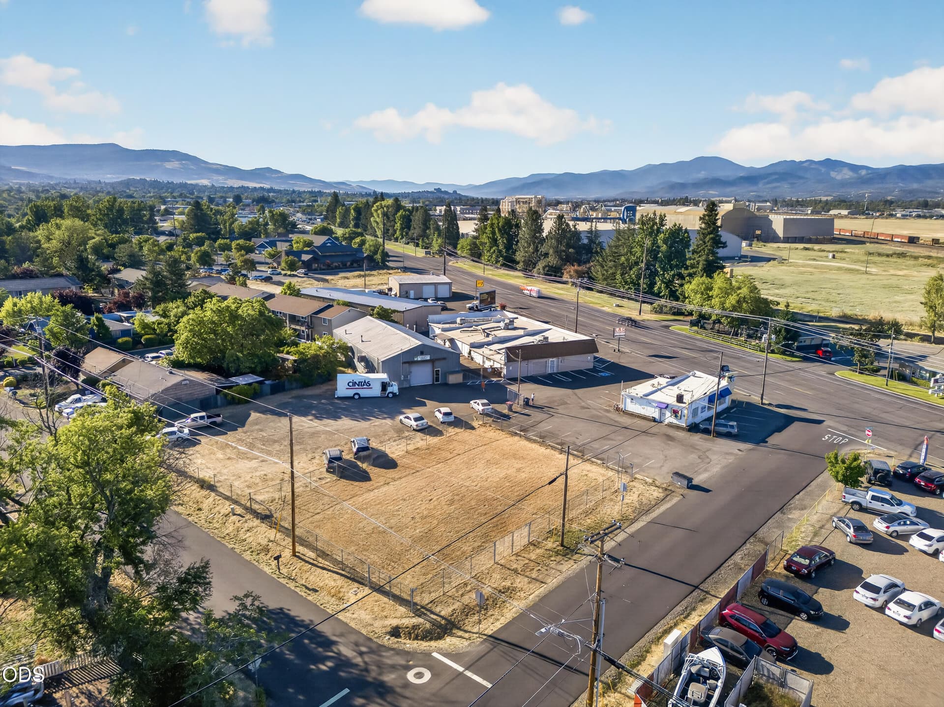 3. Photo 3 of 40, 2714 N Pacific Highway, Medford, OR 97501