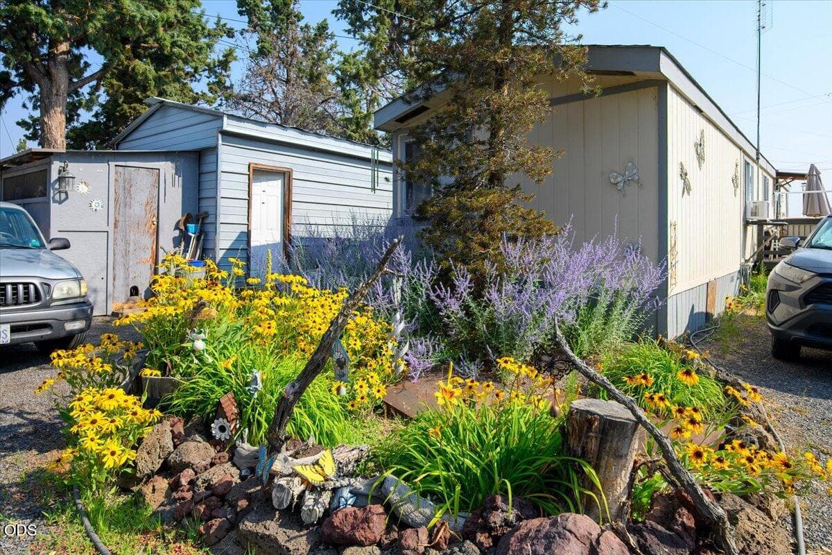 02-64100 N Hwy 97 #35, Bend-2. Photo 2 of 18, 64100 N Highway 97 Unit UNIT 35, Bend, OR 97701