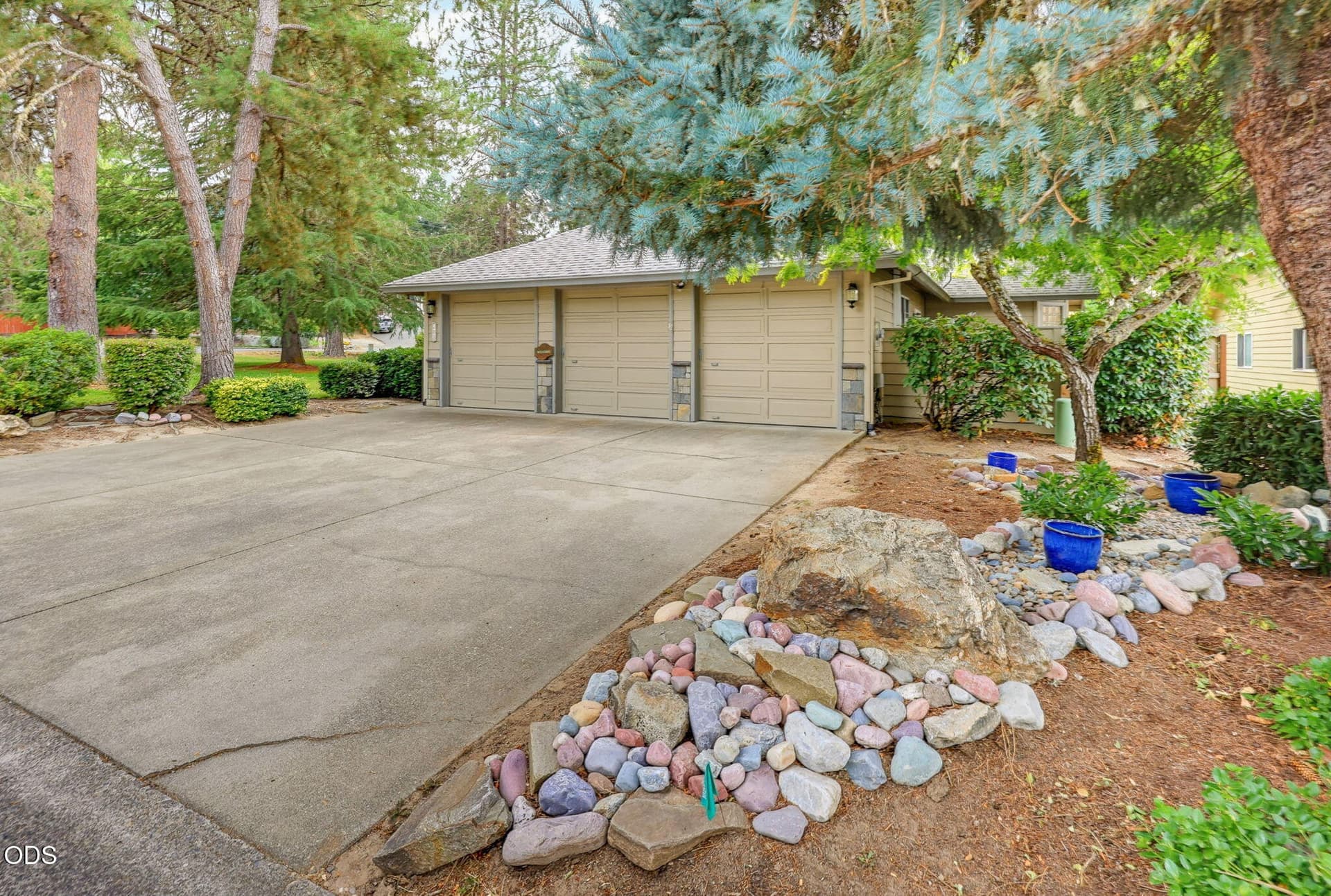 ApxTP00007. Photo 2 of 45, 100 Twisted Pine Drive, Grants Pass, OR 97527