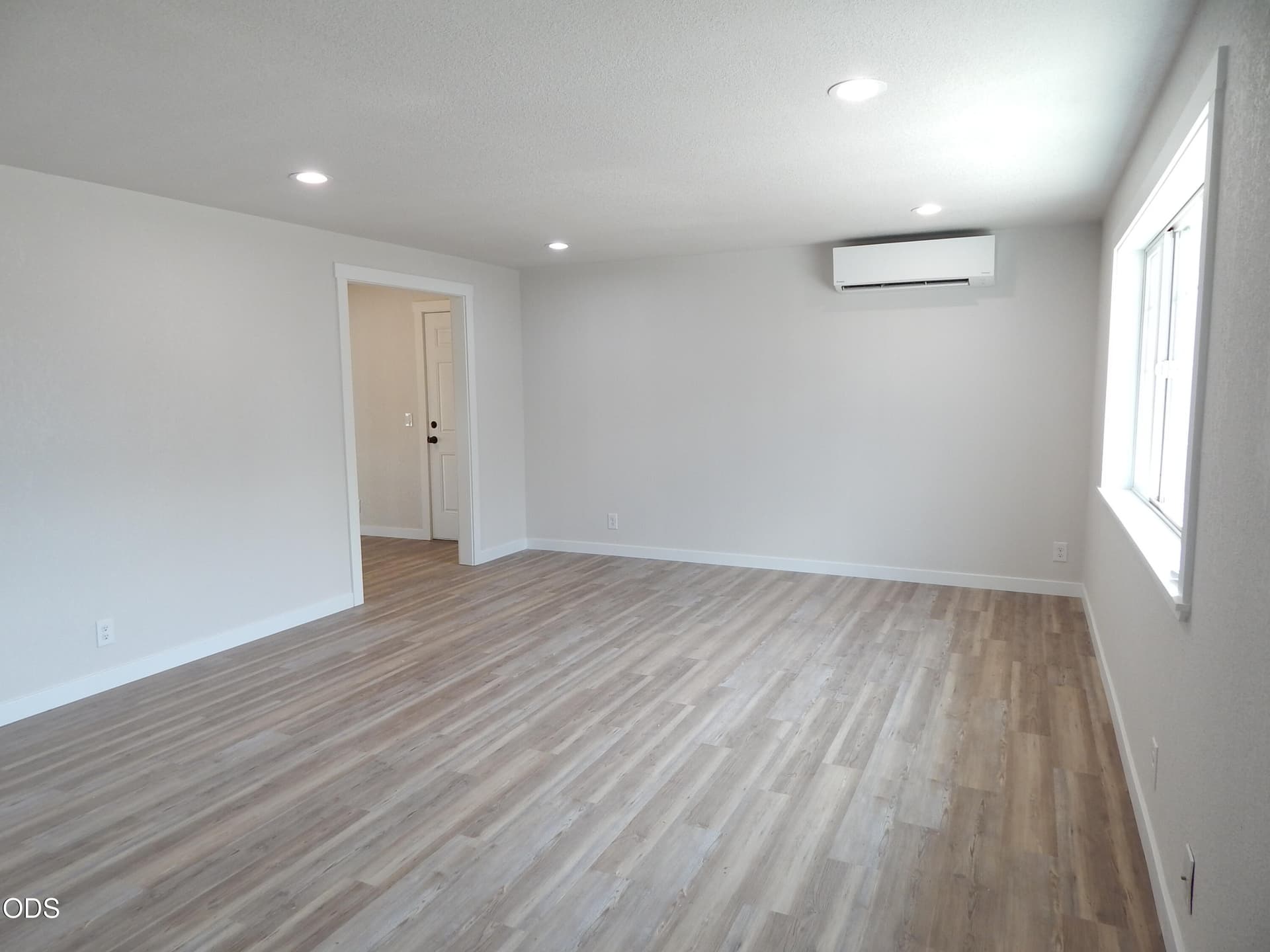 living room fromfront door. Photo 2 of 21, 8222 Division Road, White City, OR 97503