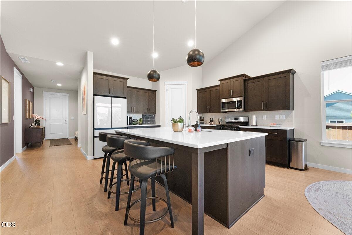 10-Kitchen. Photo 2 of 30, 1516 Poppy Ridge Drive, Eagle Point, OR 97524