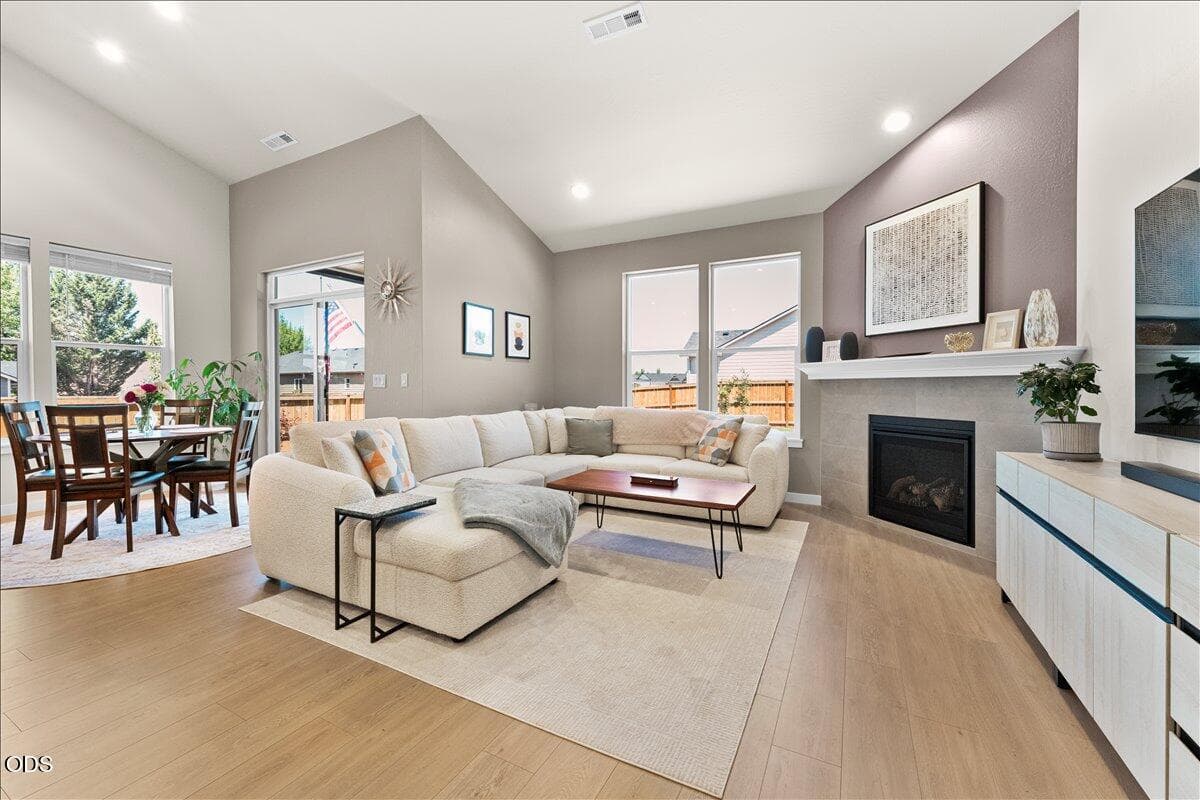 17-Living Room 3. Photo 4 of 30, 1516 Poppy Ridge Drive, Eagle Point, OR 97524