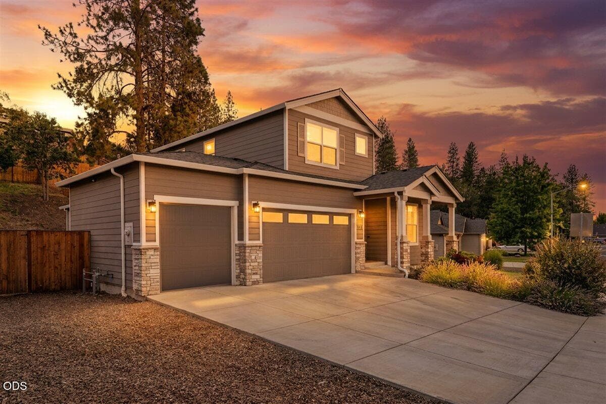 03-Virtual Twilight. Photo 2 of 41, 314 Arrowhead Trail, Eagle Point, OR 97524