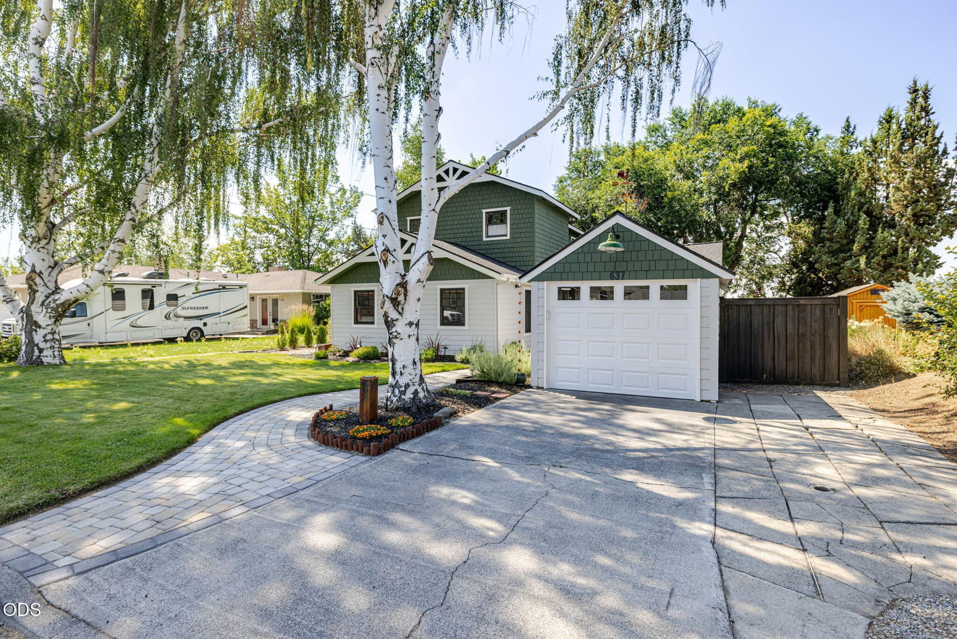 52-web-or-mls-Tyler_Phillips_Photography. Photo 3 of 65, 637 NW Canyon Drive, Redmond, OR 97756