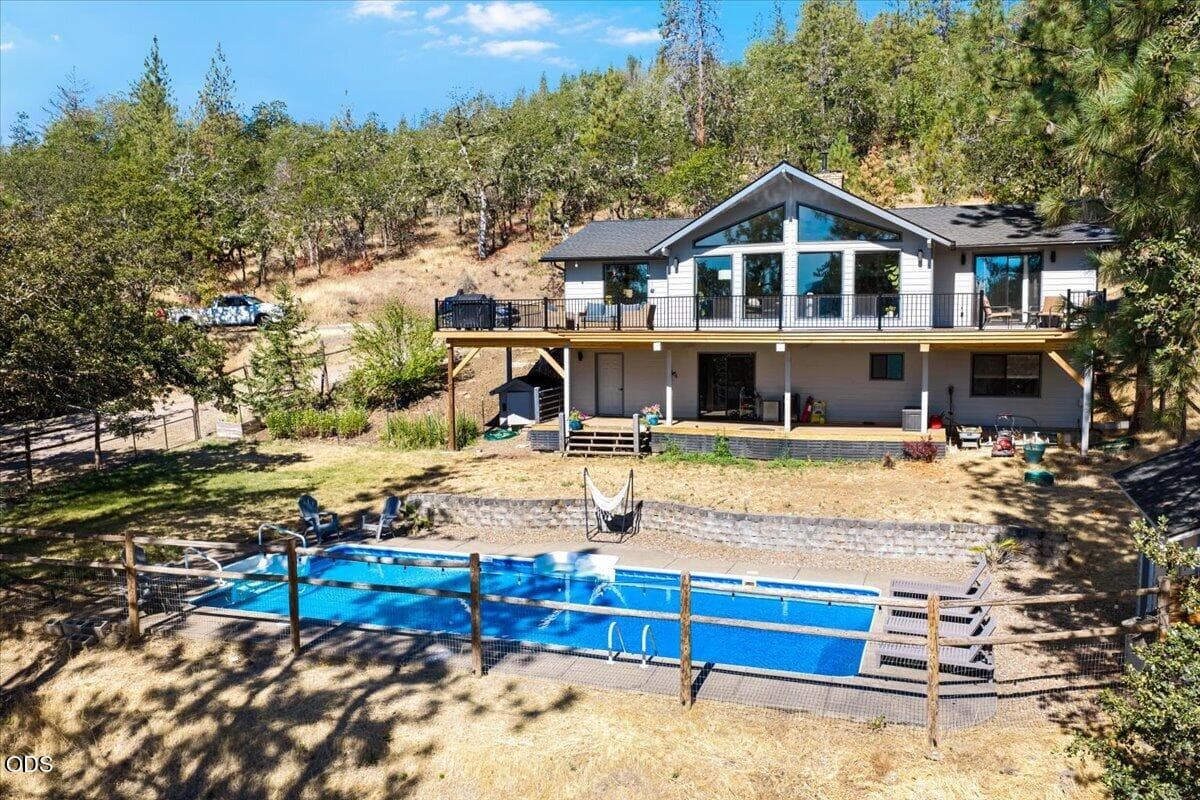 1. Photo 3 of 43, 657 Greenleaf Drive, Eagle Point, OR 97524