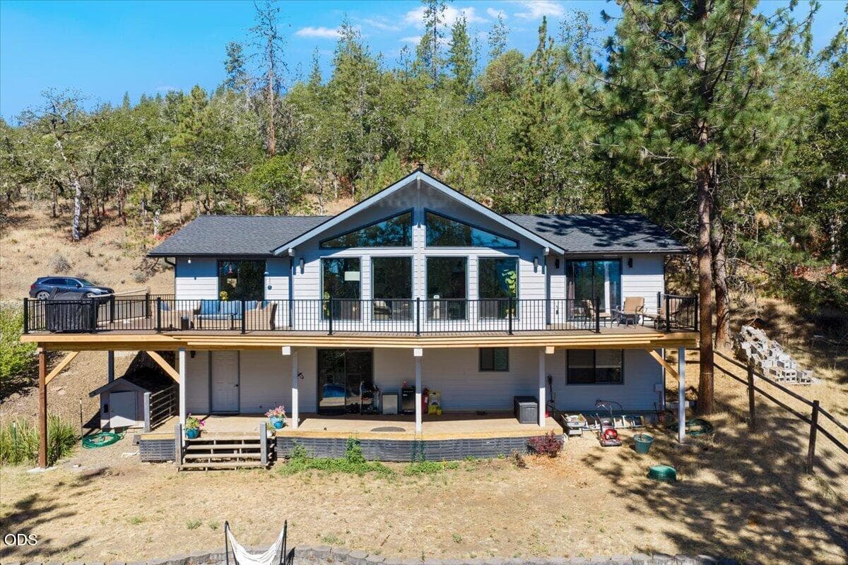 1. Photo 2 of 43, 657 Greenleaf Drive, Eagle Point, OR 97524